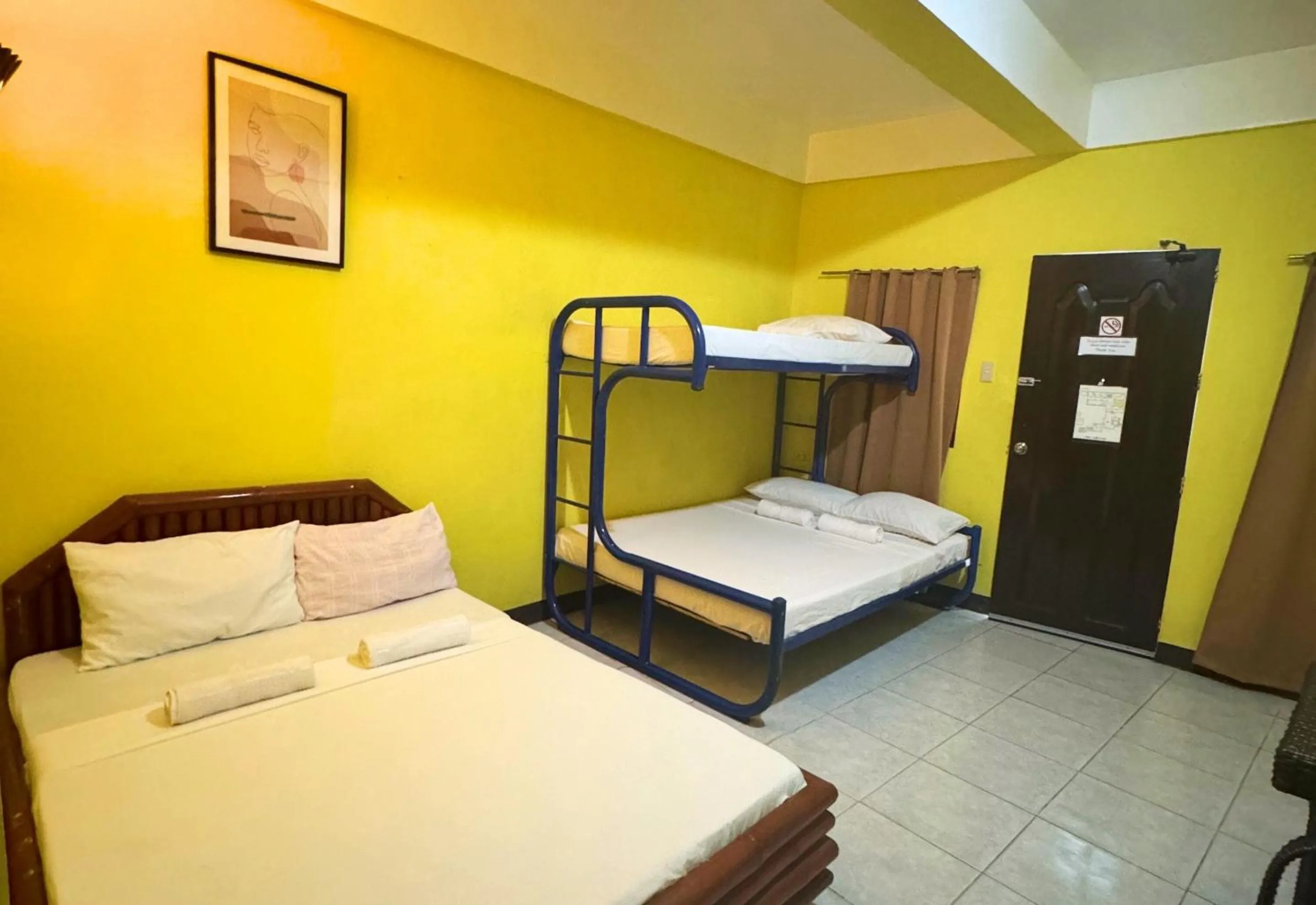 Bed in Simons Heritage Resort Puerto Galera