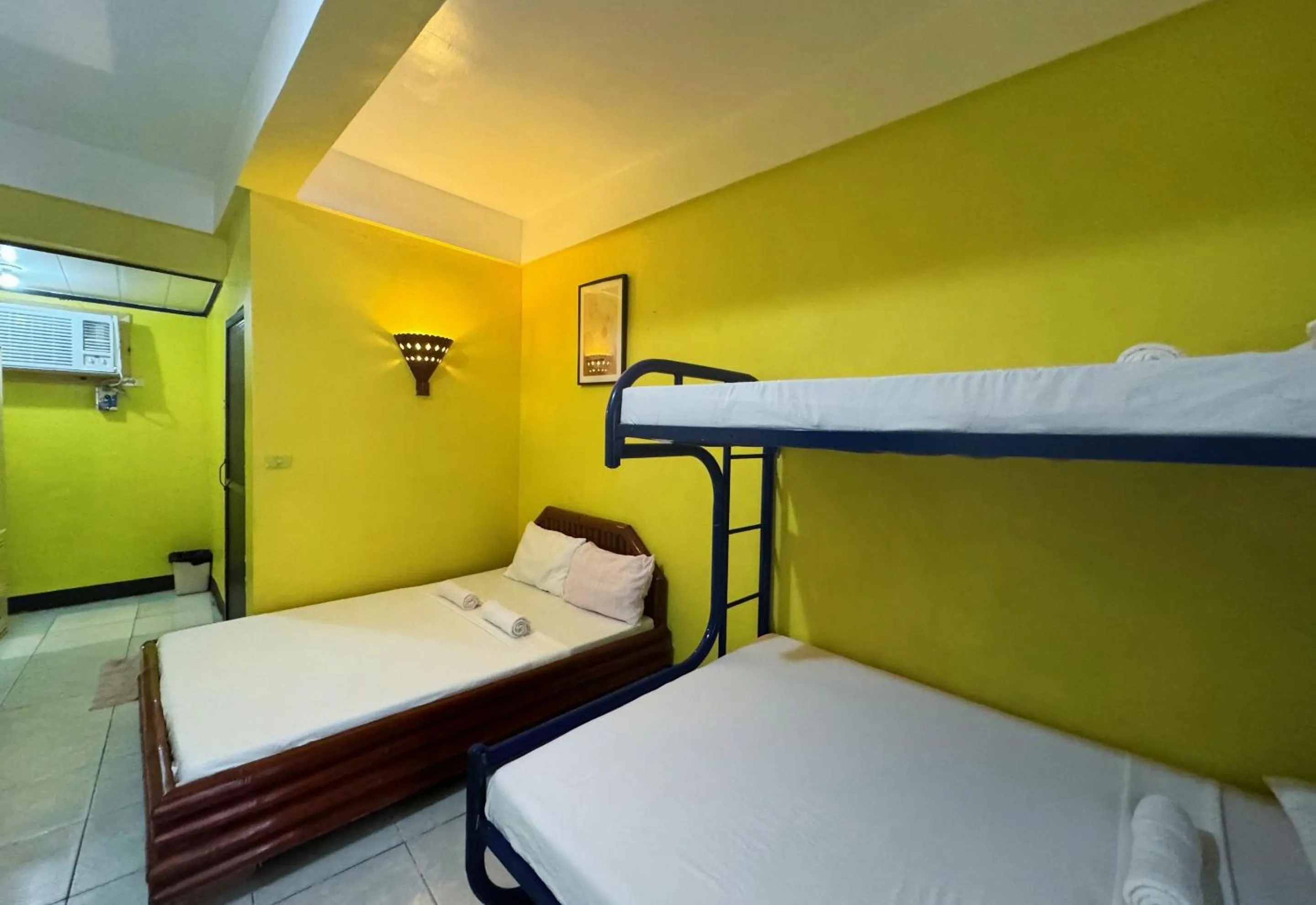 Bed in Simons Heritage Resort Puerto Galera