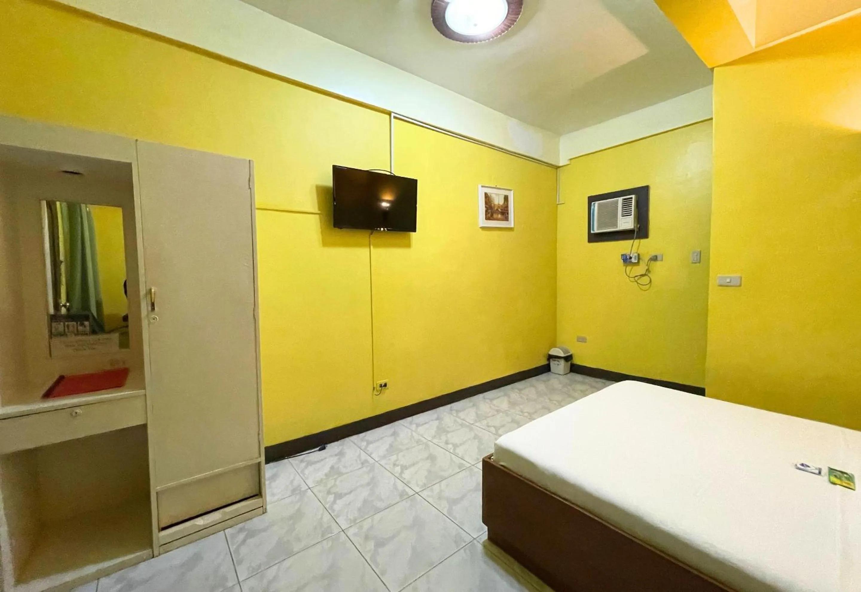 Bed in Simons Heritage Resort Puerto Galera