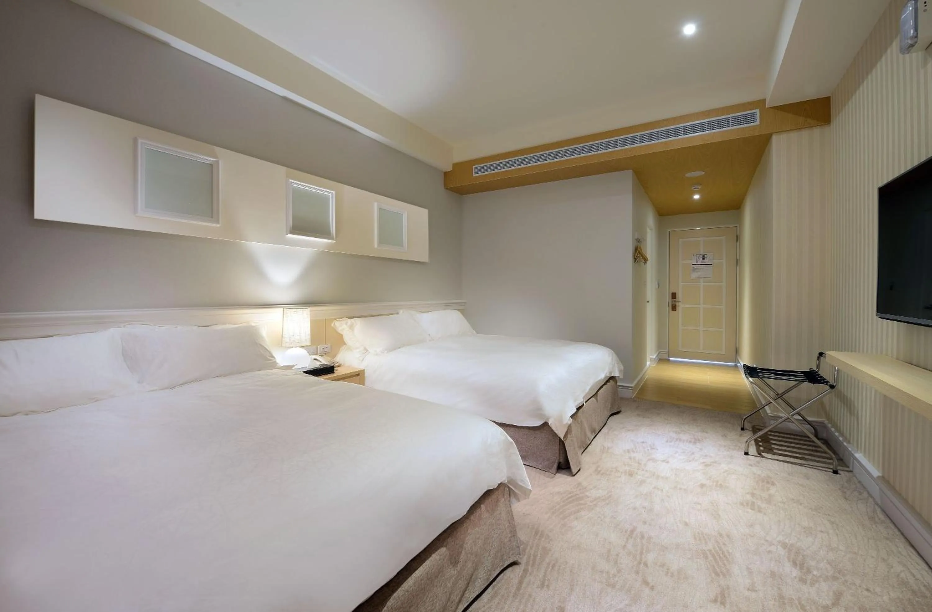 Photo of the whole room, Bed in Caffir Garden Hotel