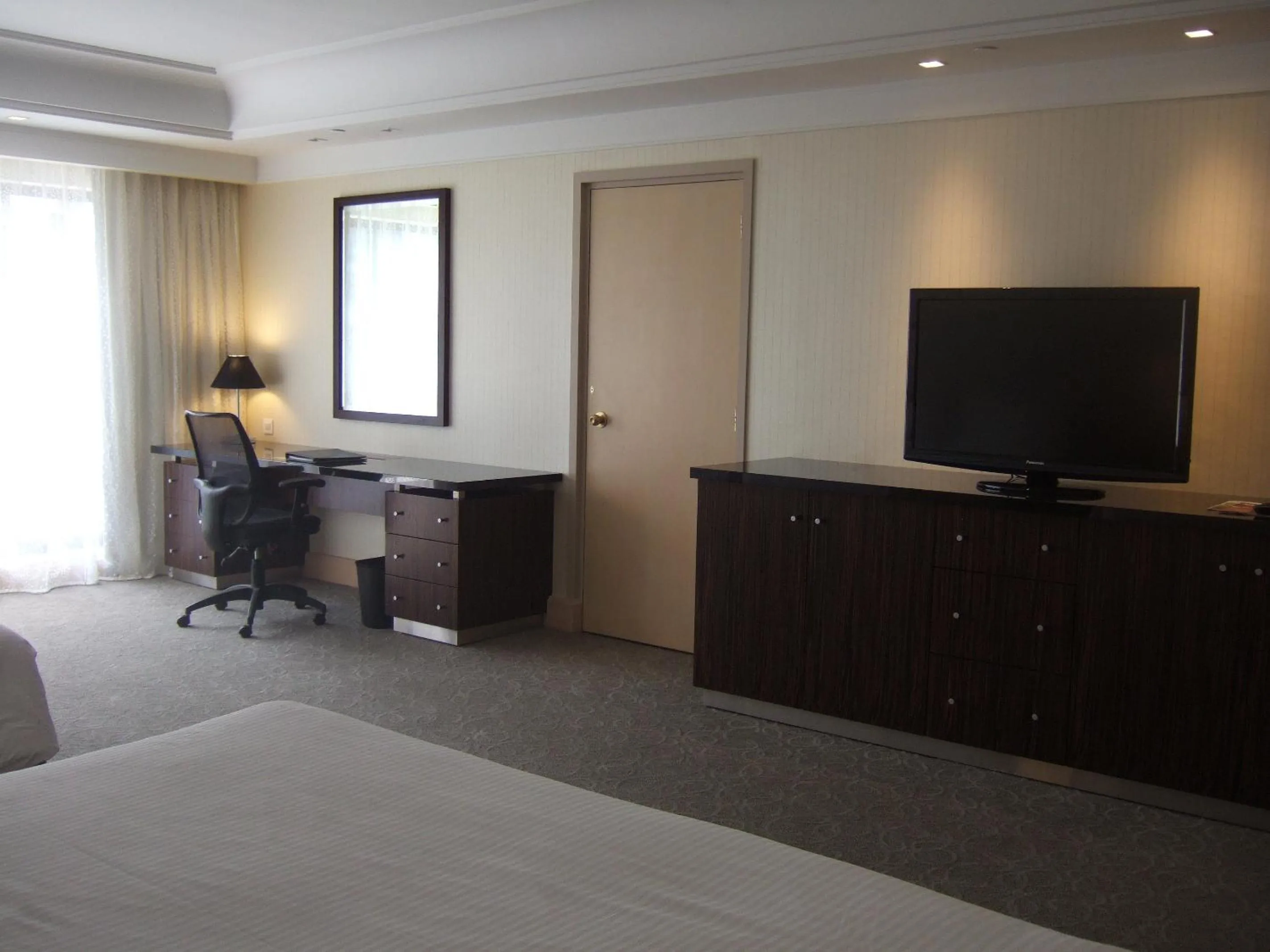 Seating area, Bed in York Hotel