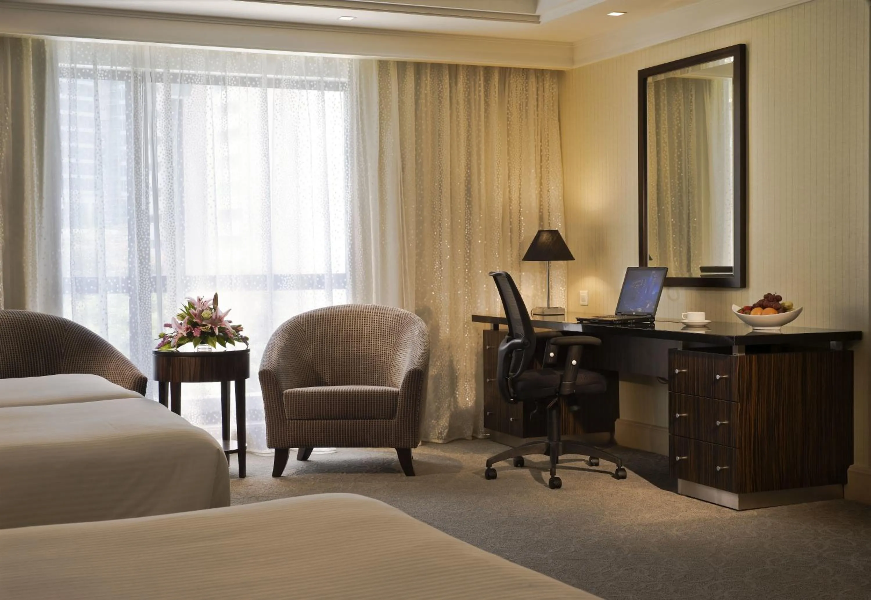 Seating area, Bed in York Hotel