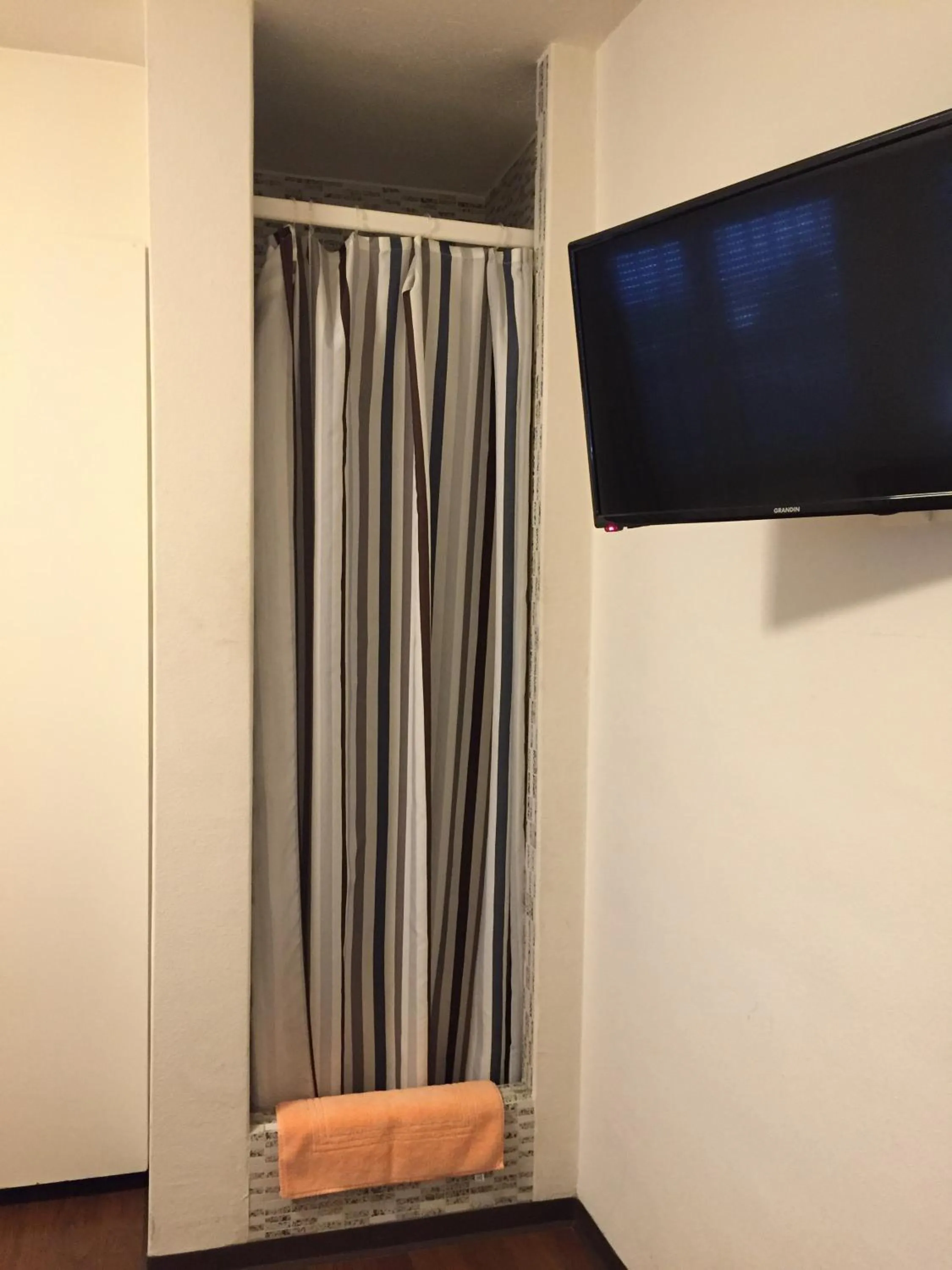 Shower in Hotel Bahnhof