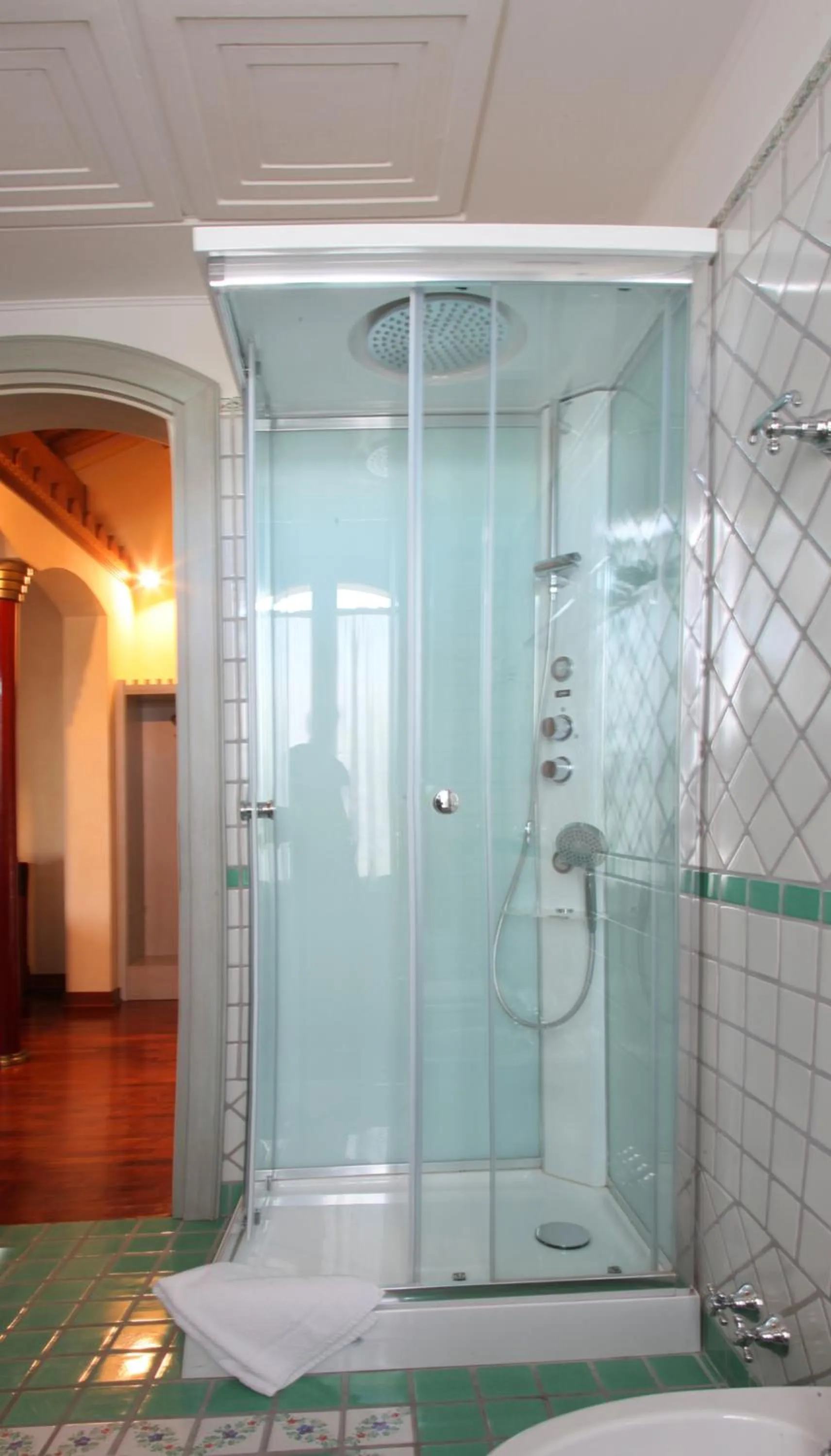 Shower, Bathroom in Hotel La Torre