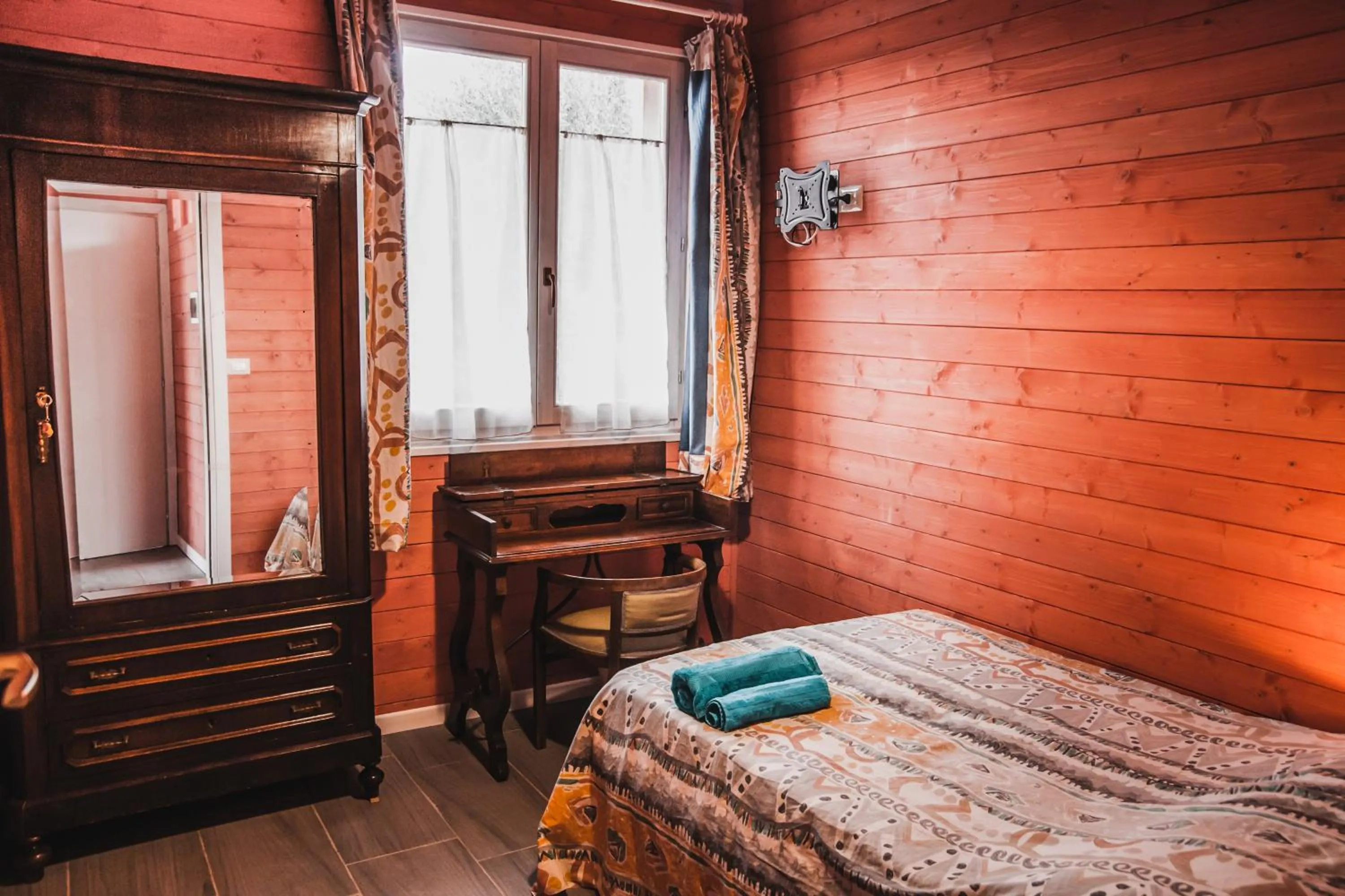 Photo of the whole room, Bed in Mandorleo