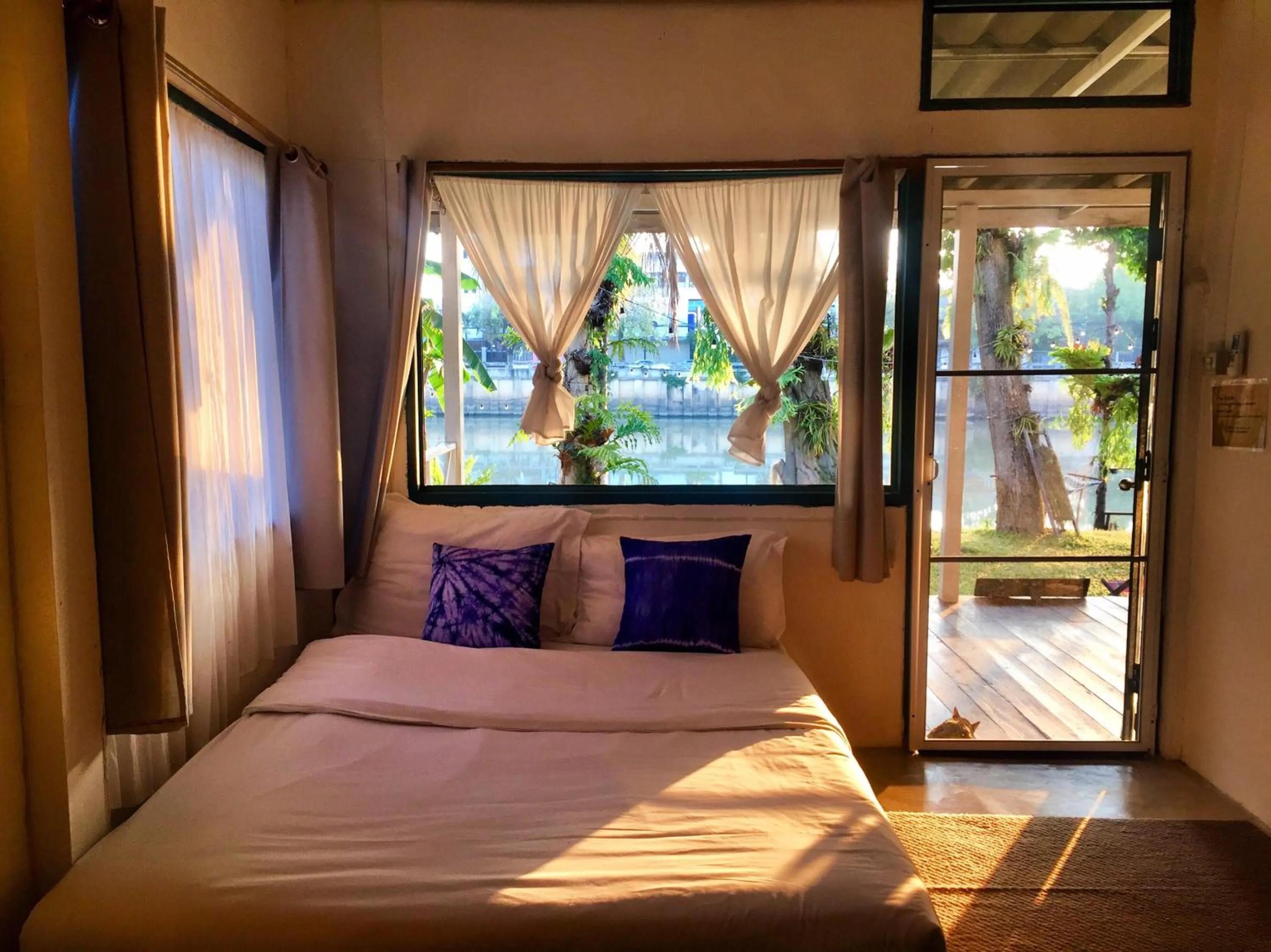 Photo of the whole room, Bed in Ban Narai River Guesthouse