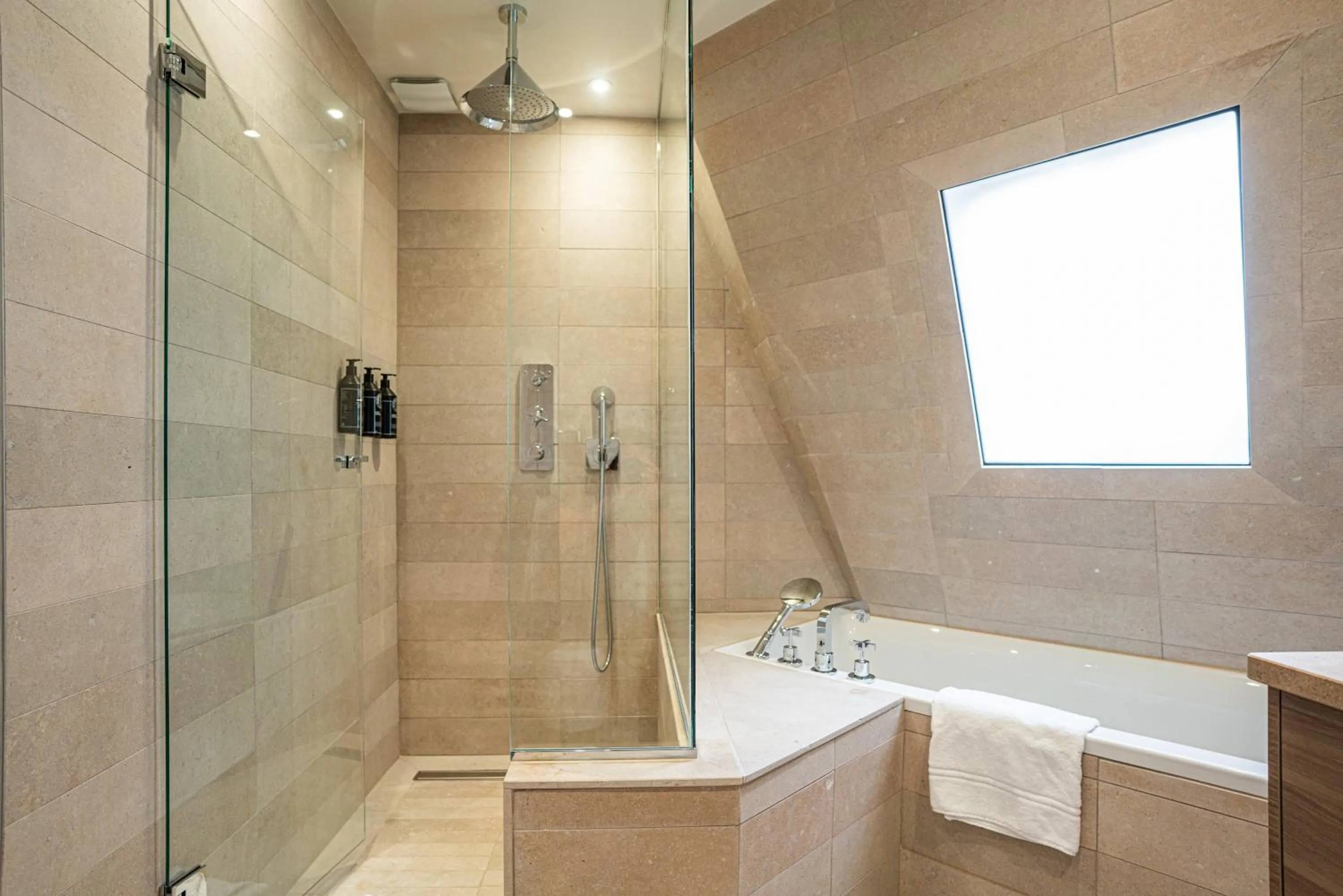 Shower in Hôtel Perreyve - Jardin du Luxembourg