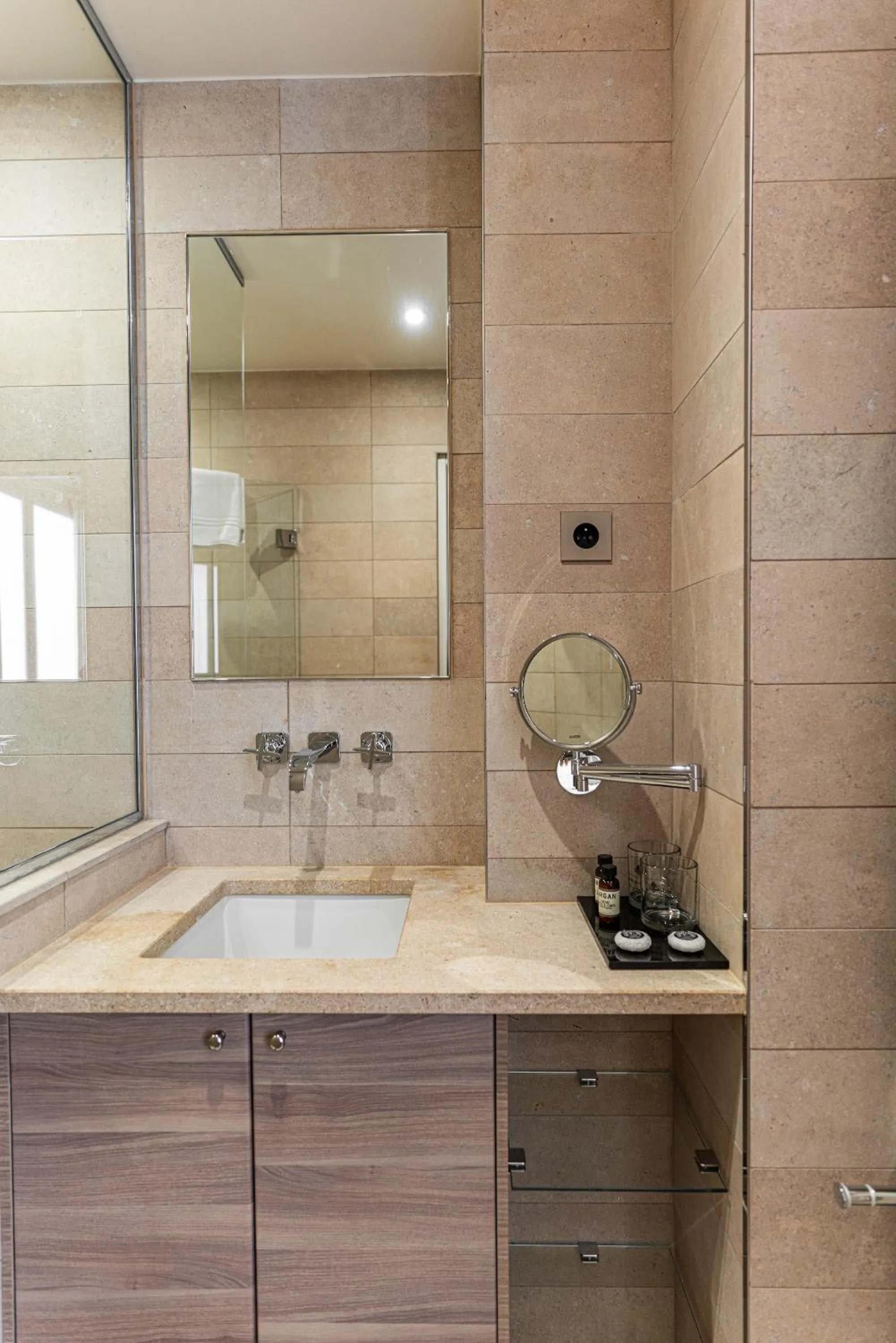Bathroom in Hôtel Perreyve - Jardin du Luxembourg