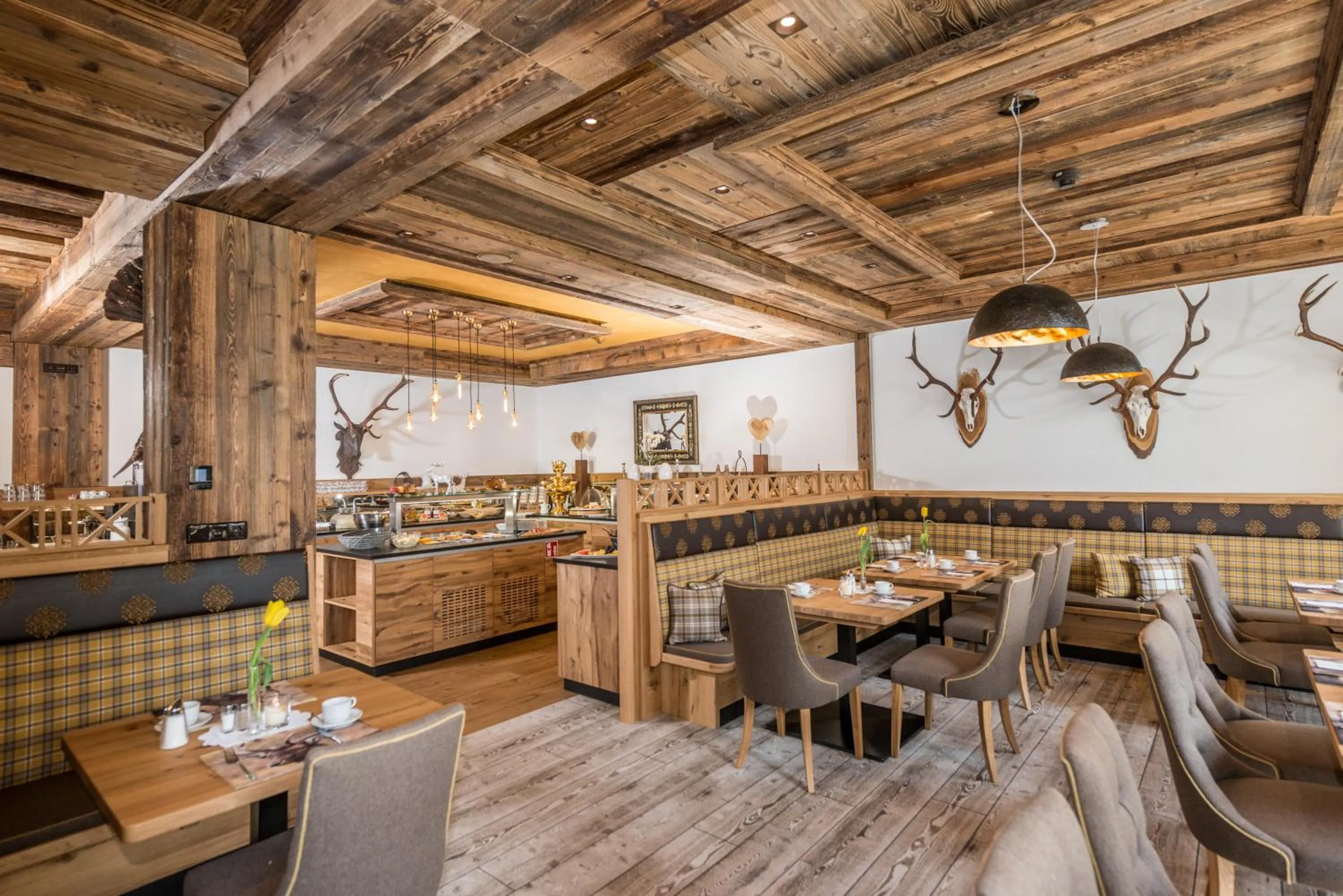 Restaurant/places to eat in Hotel Almschlössl & Schrotteralm