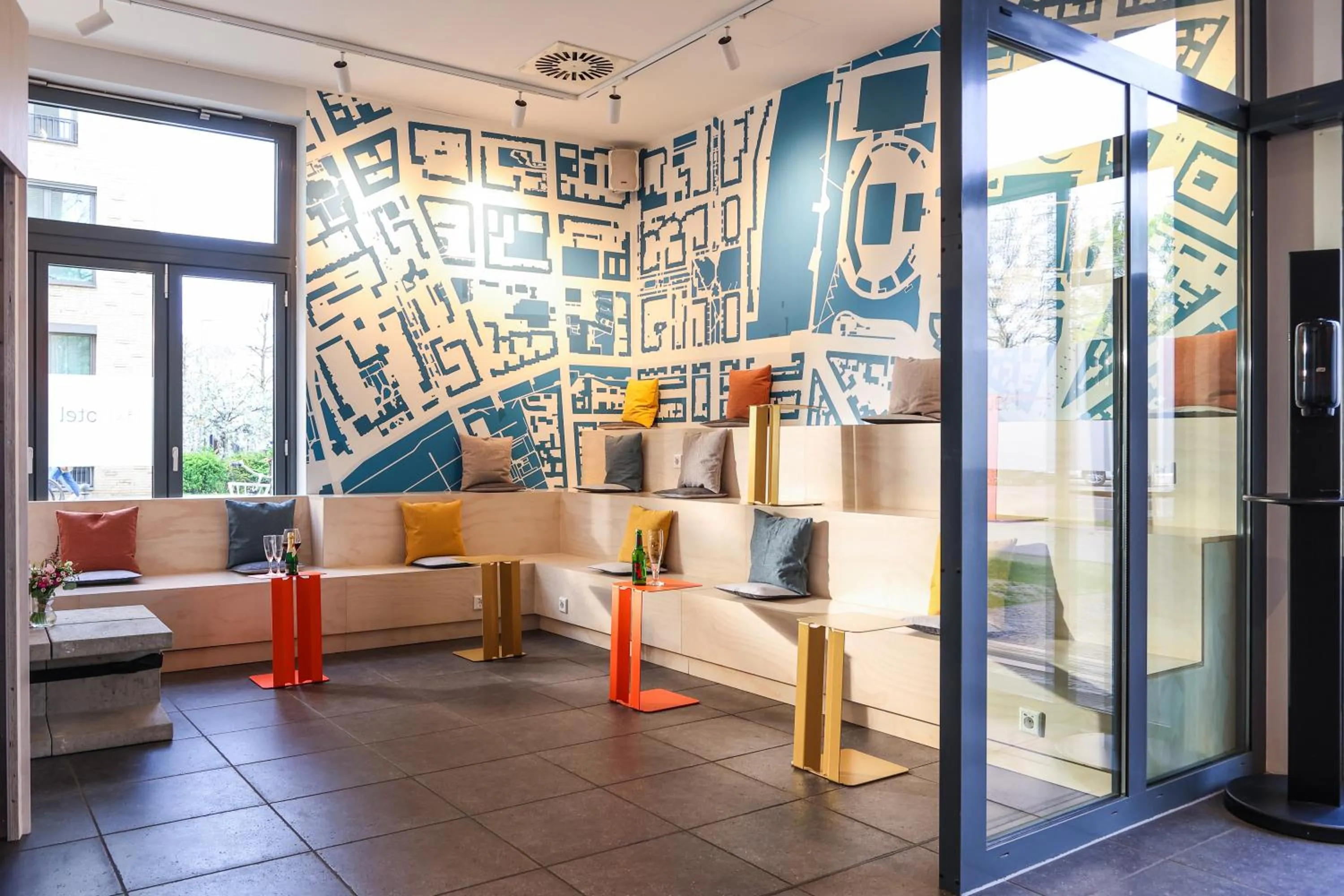 Lounge or bar in H+ Hotel 4Youth