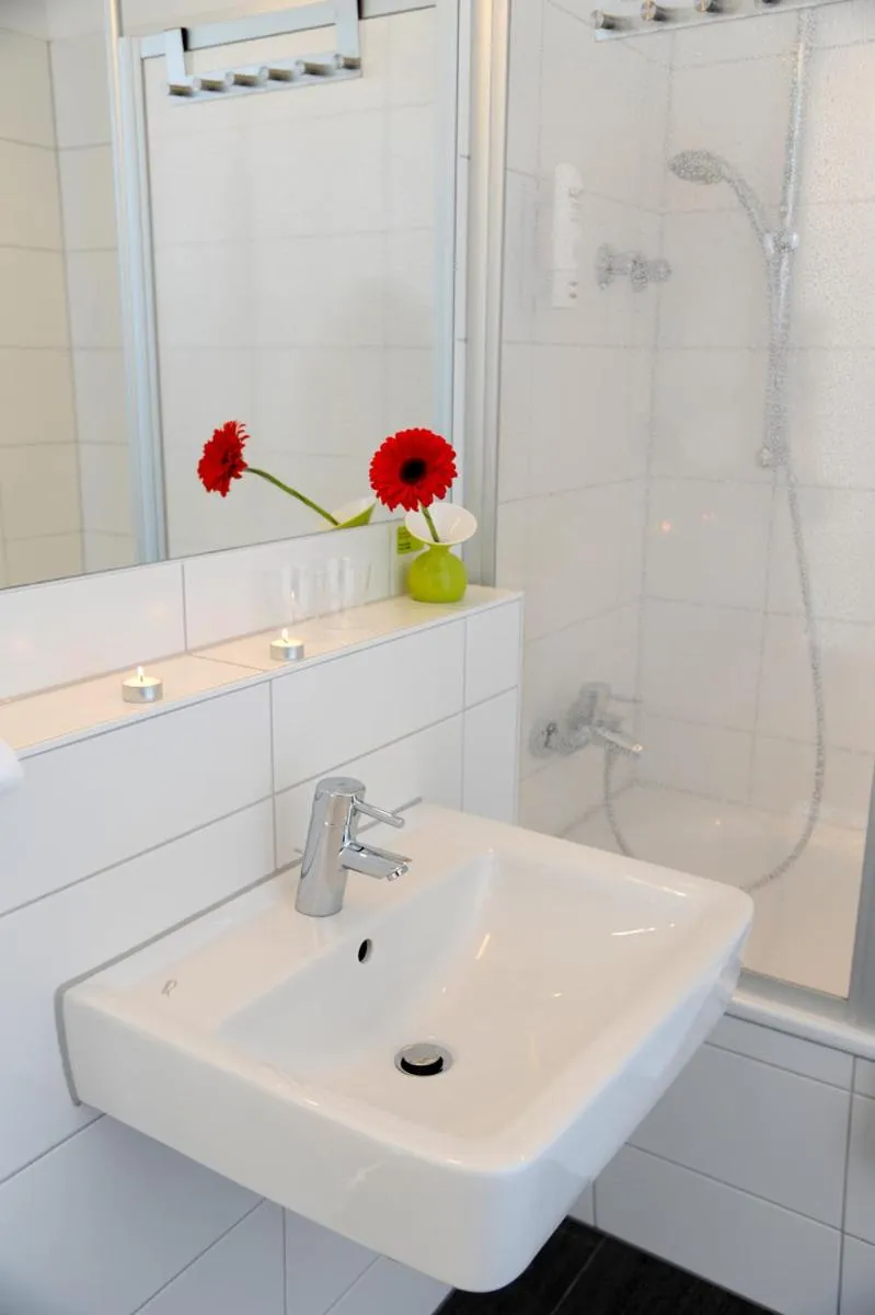 Shower in H+ Hotel 4Youth