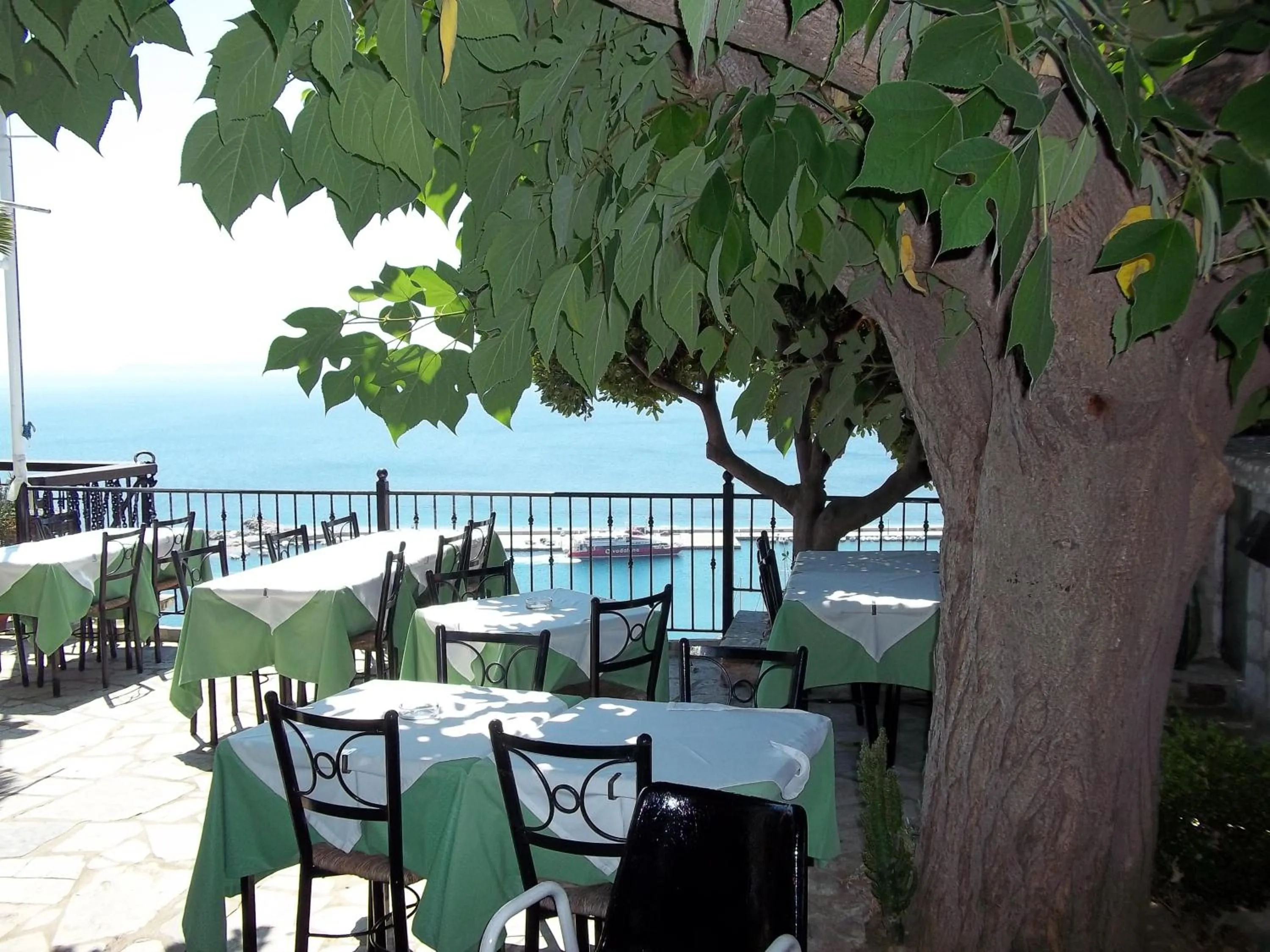 Restaurant/places to eat in Aegean Wave - Faros