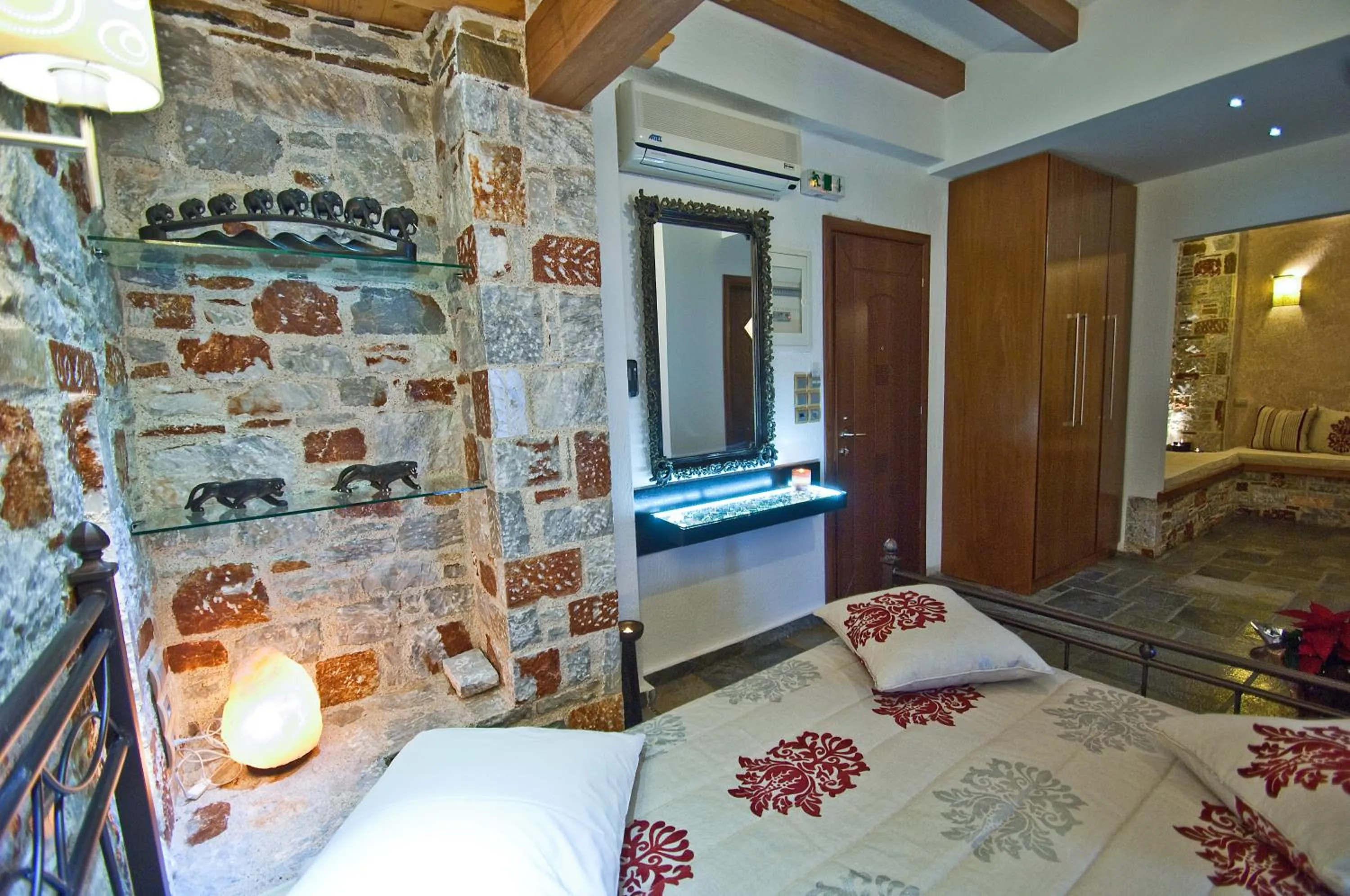 Photo of the whole room, Bed in Aegean Wave - Faros