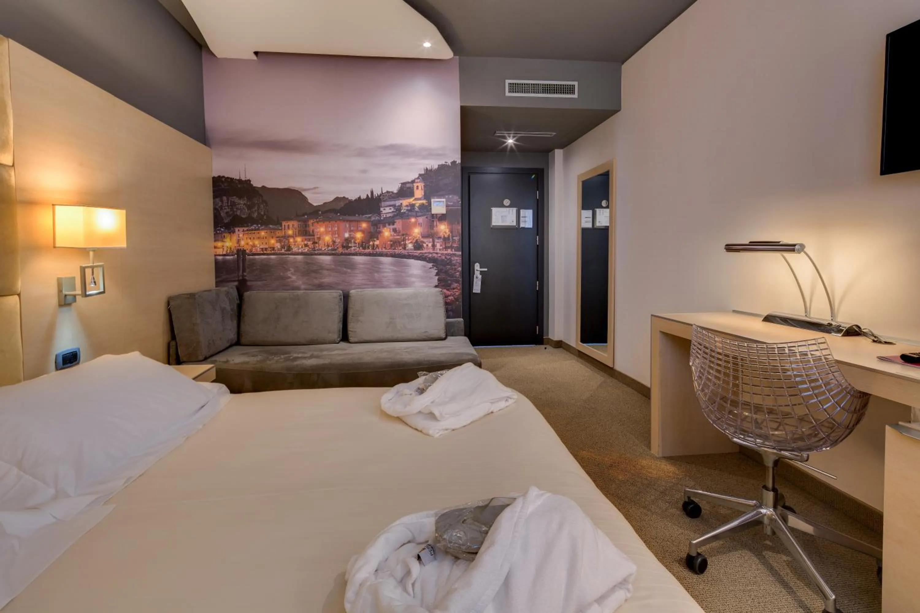 Photo of the whole room, Bed in Best Western Plus Hotel Expo