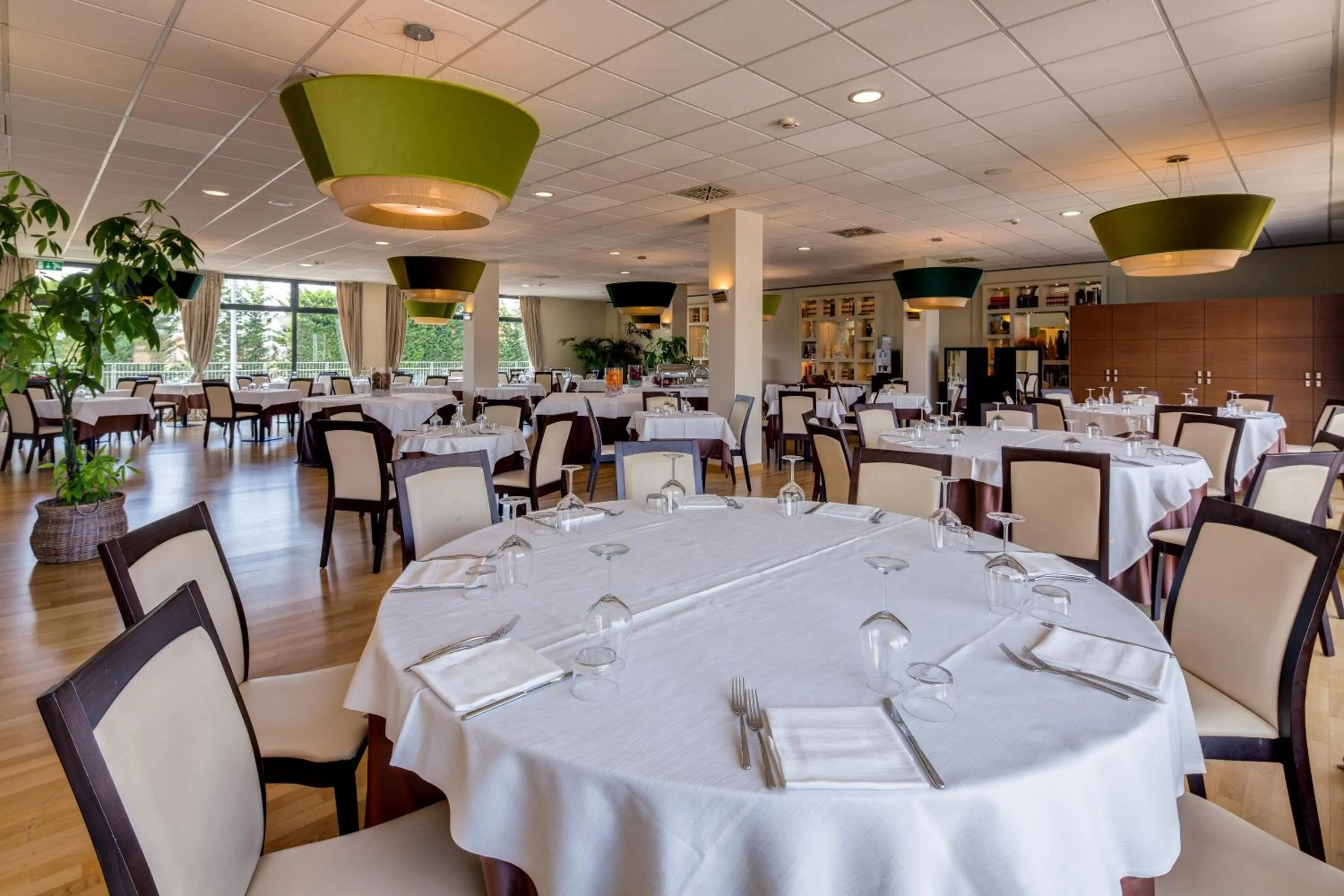 Restaurant/places to eat in Best Western Plus Hotel Expo