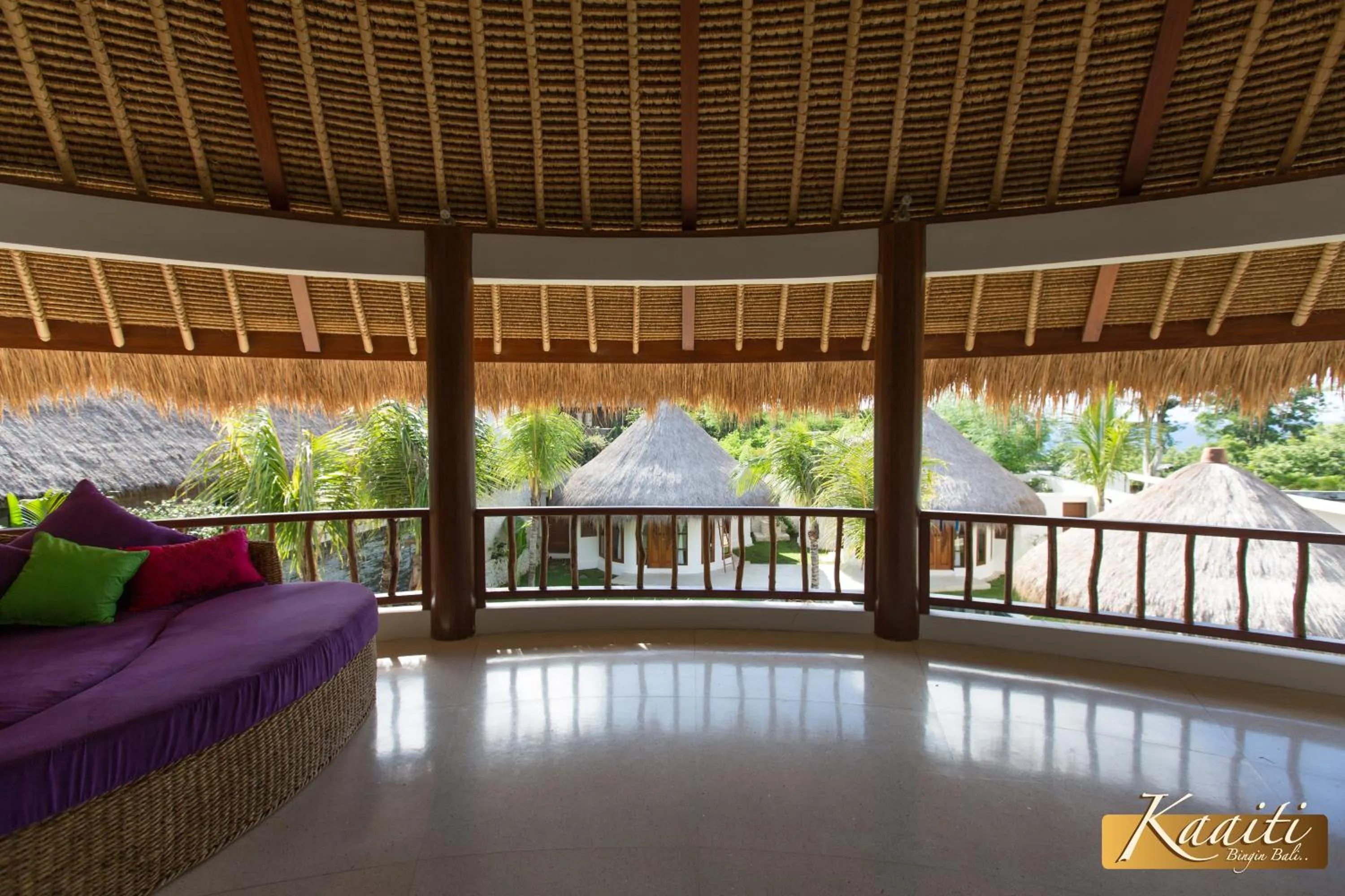 Communal lounge/ TV room in Villa Kaaiti