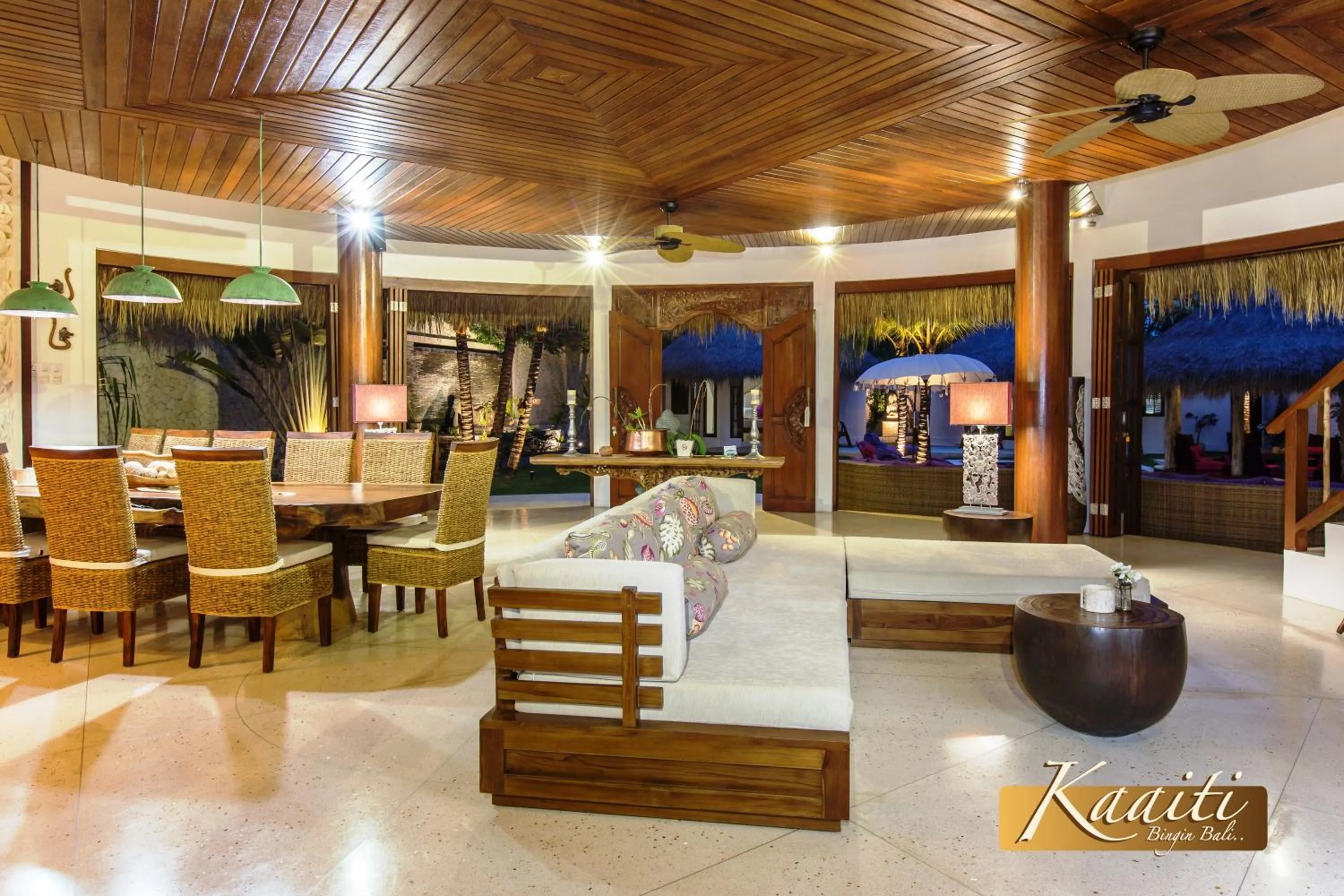 Communal lounge/ TV room in Villa Kaaiti