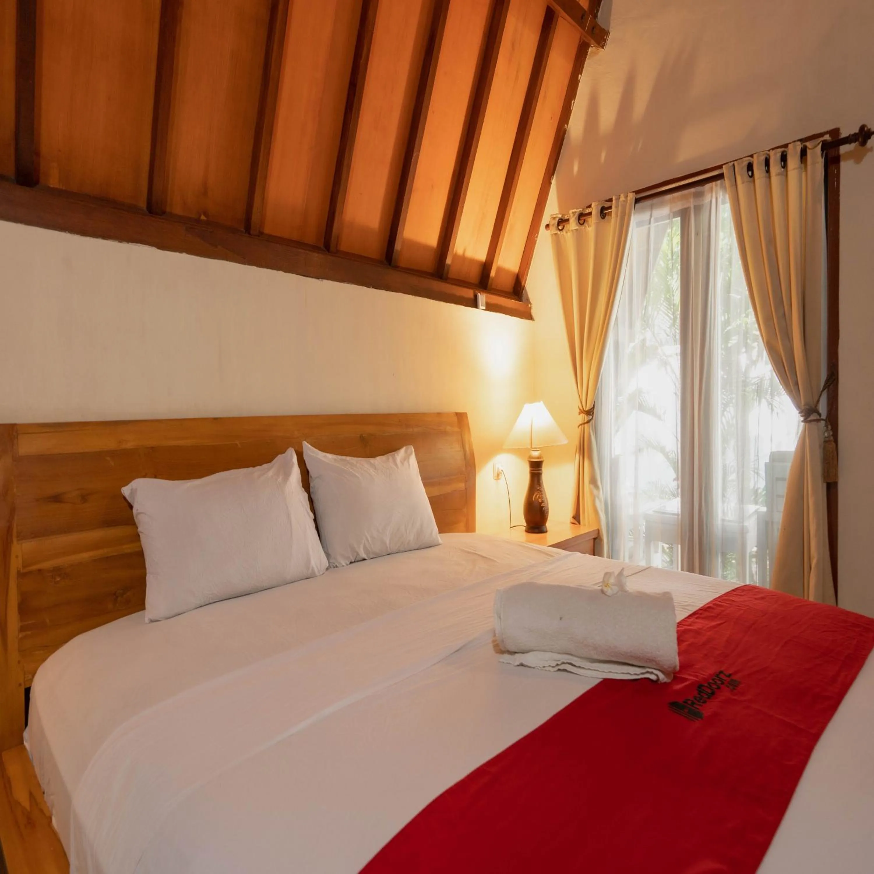 Bedroom, Bed in RedDoorz at Ocean 2 Gili Trawangan