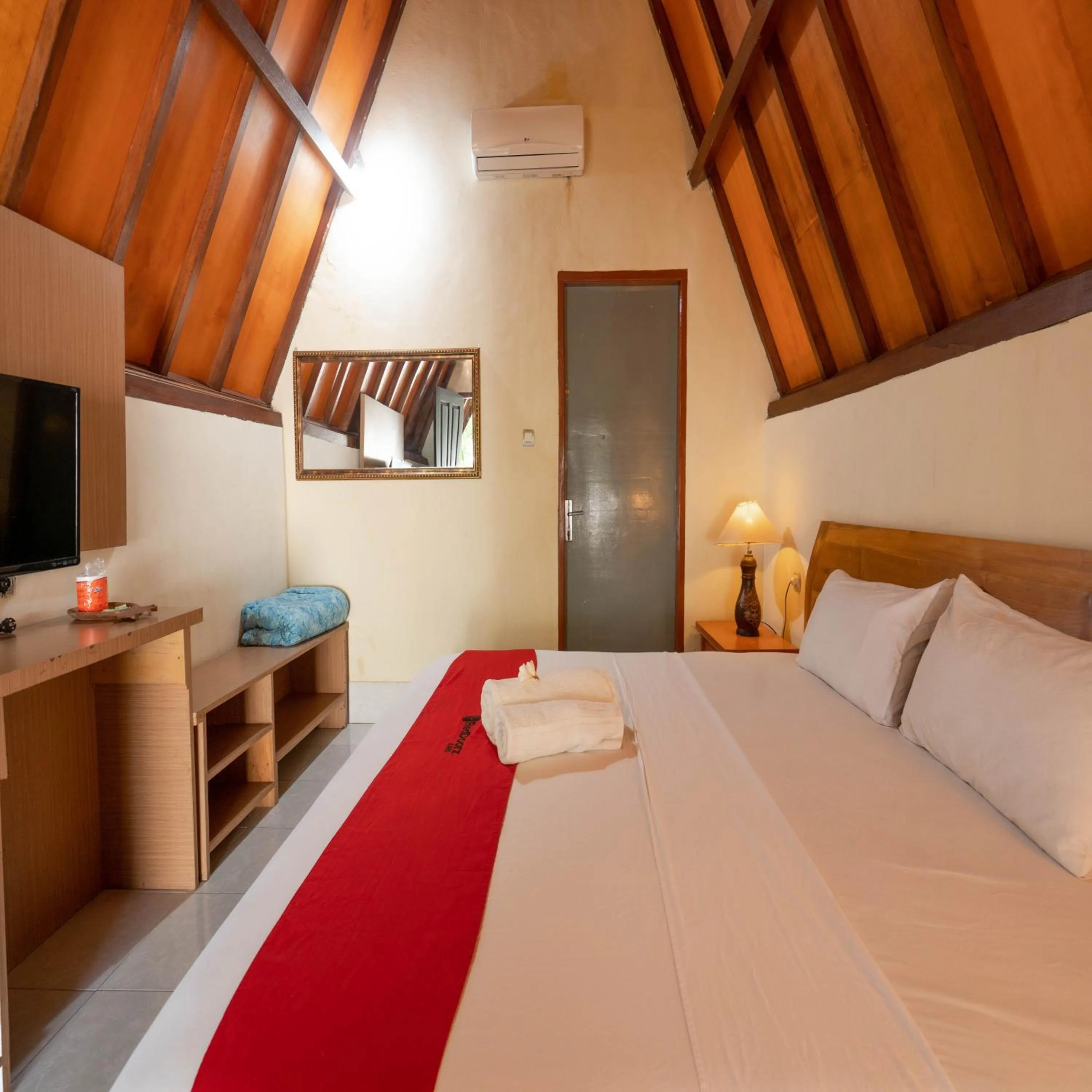 Bedroom, Bed in RedDoorz at Ocean 2 Gili Trawangan