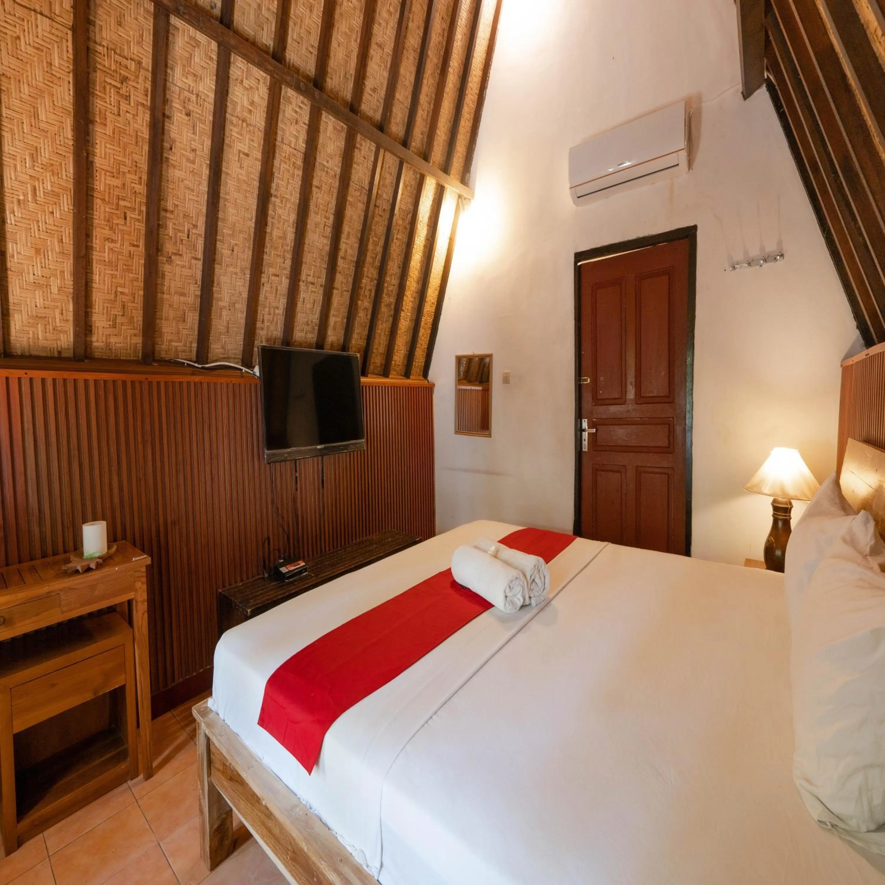 Bedroom, Bed in RedDoorz at Ocean 2 Gili Trawangan