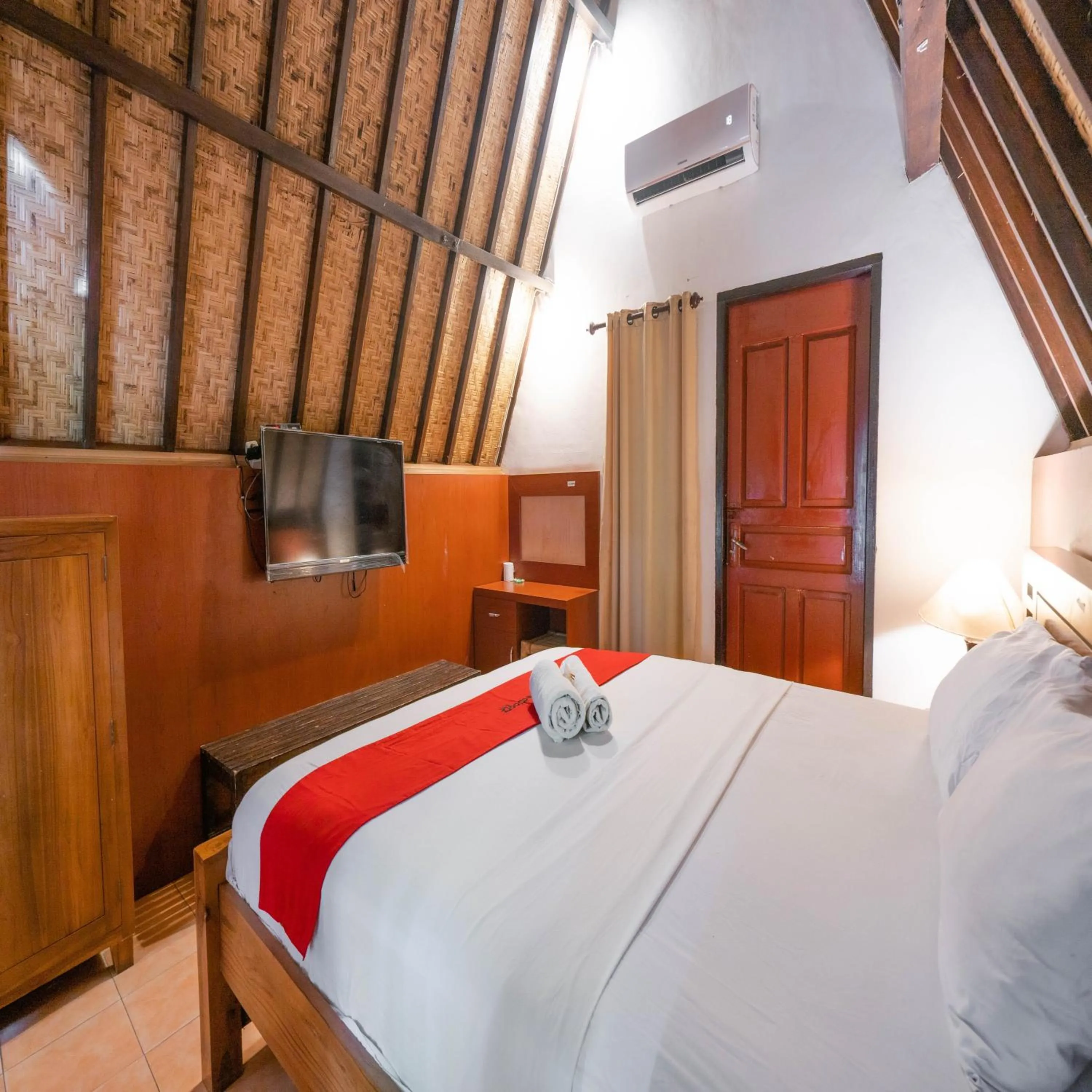 Bedroom, Bed in RedDoorz at Ocean 2 Gili Trawangan
