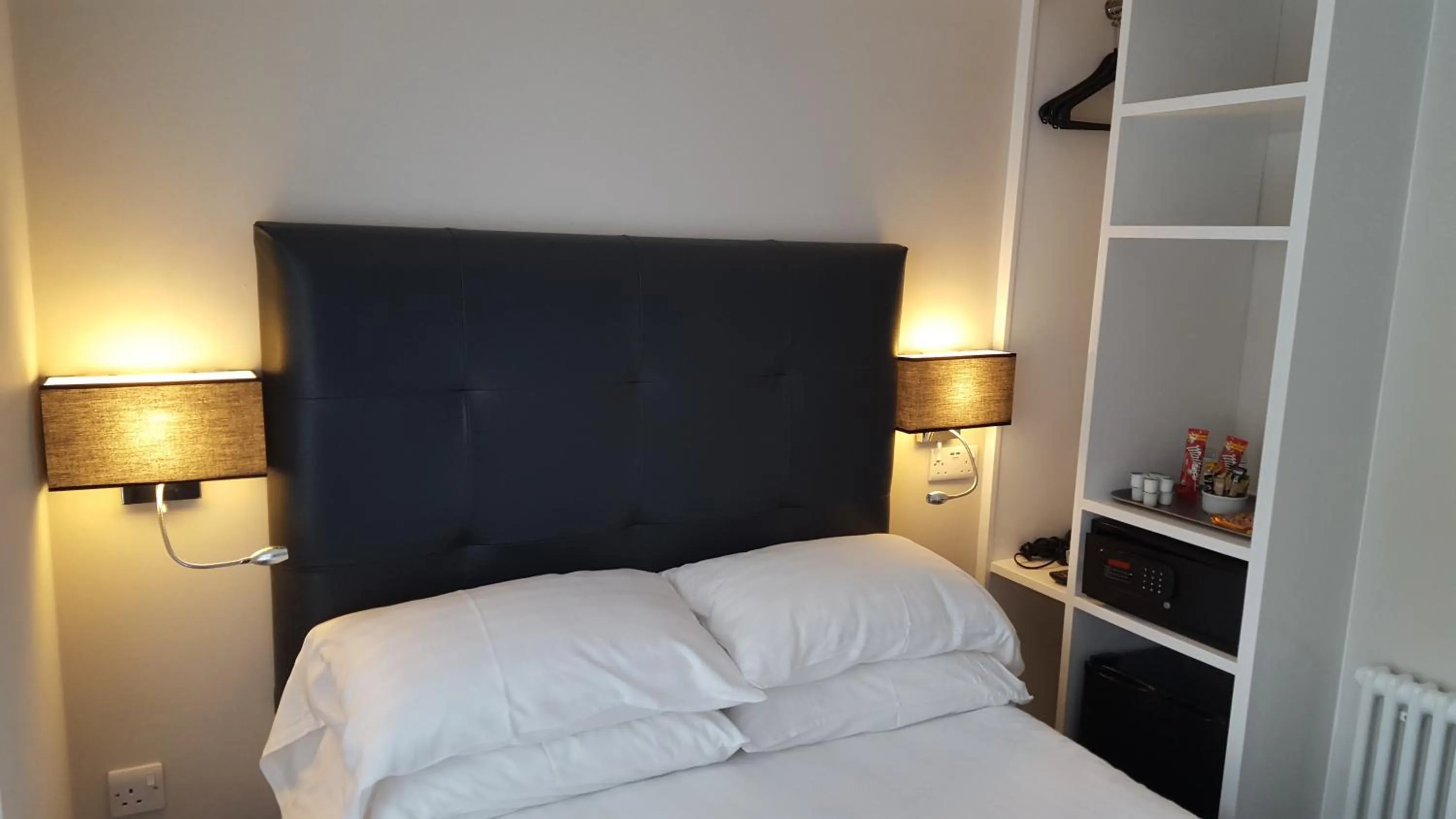 Bedroom, Bed in Red Brighton Blue