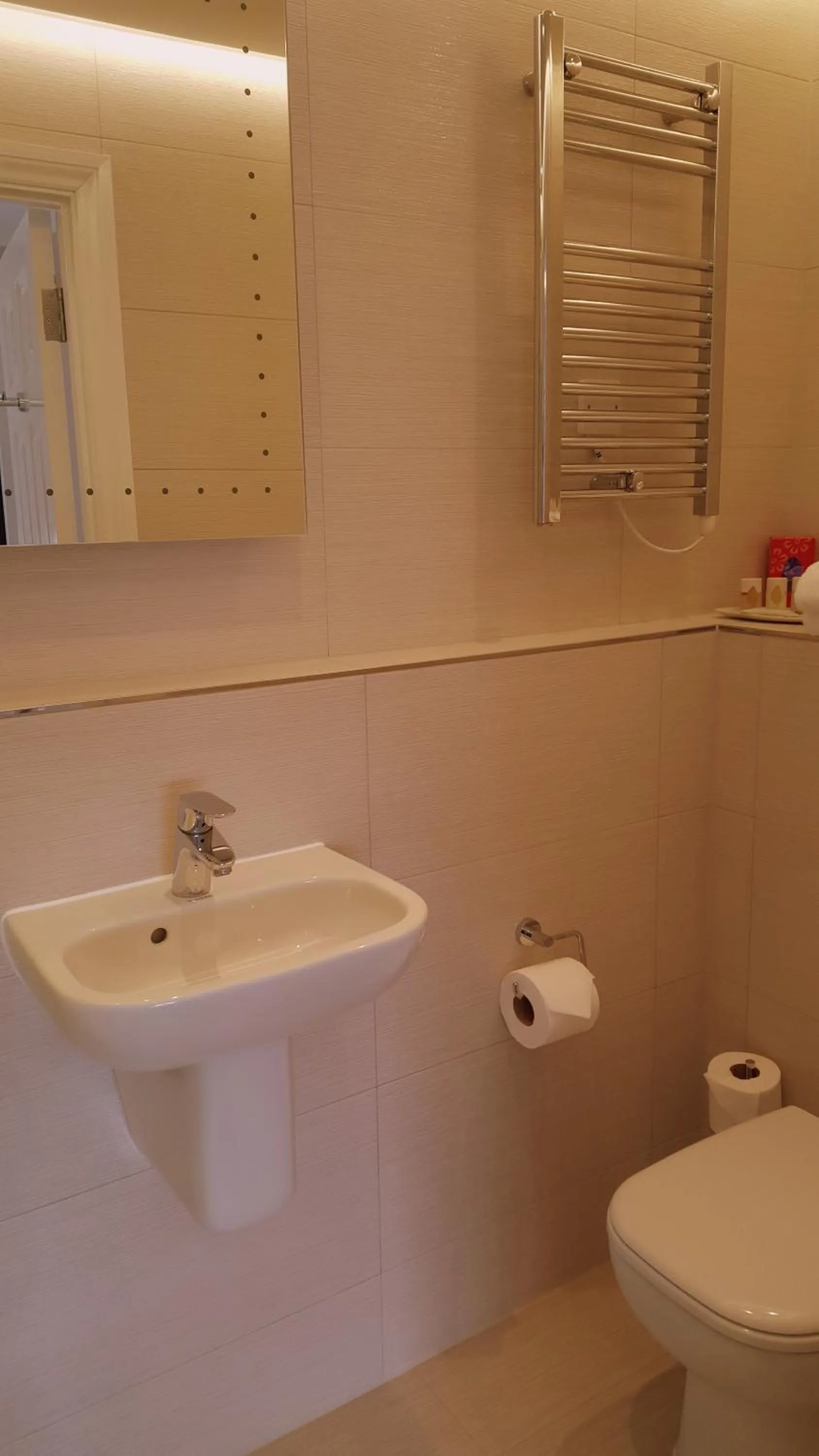 Shower in Red Brighton Blue