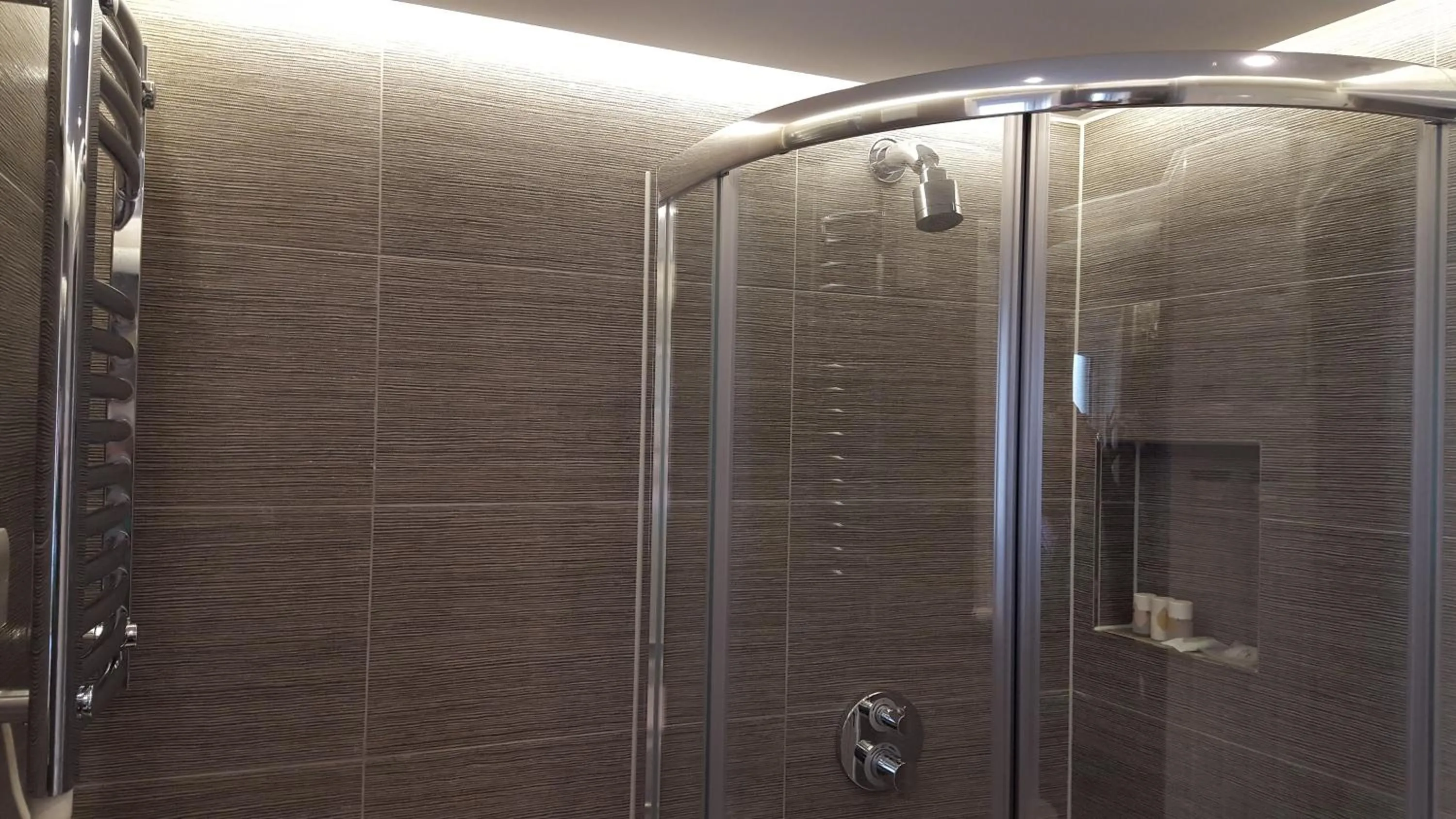 Shower in Red Brighton Blue