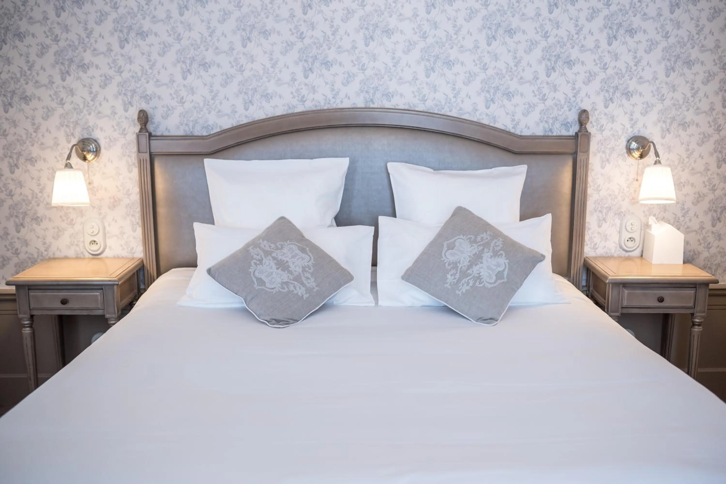 Photo of the whole room, Bed in Château de Montabert