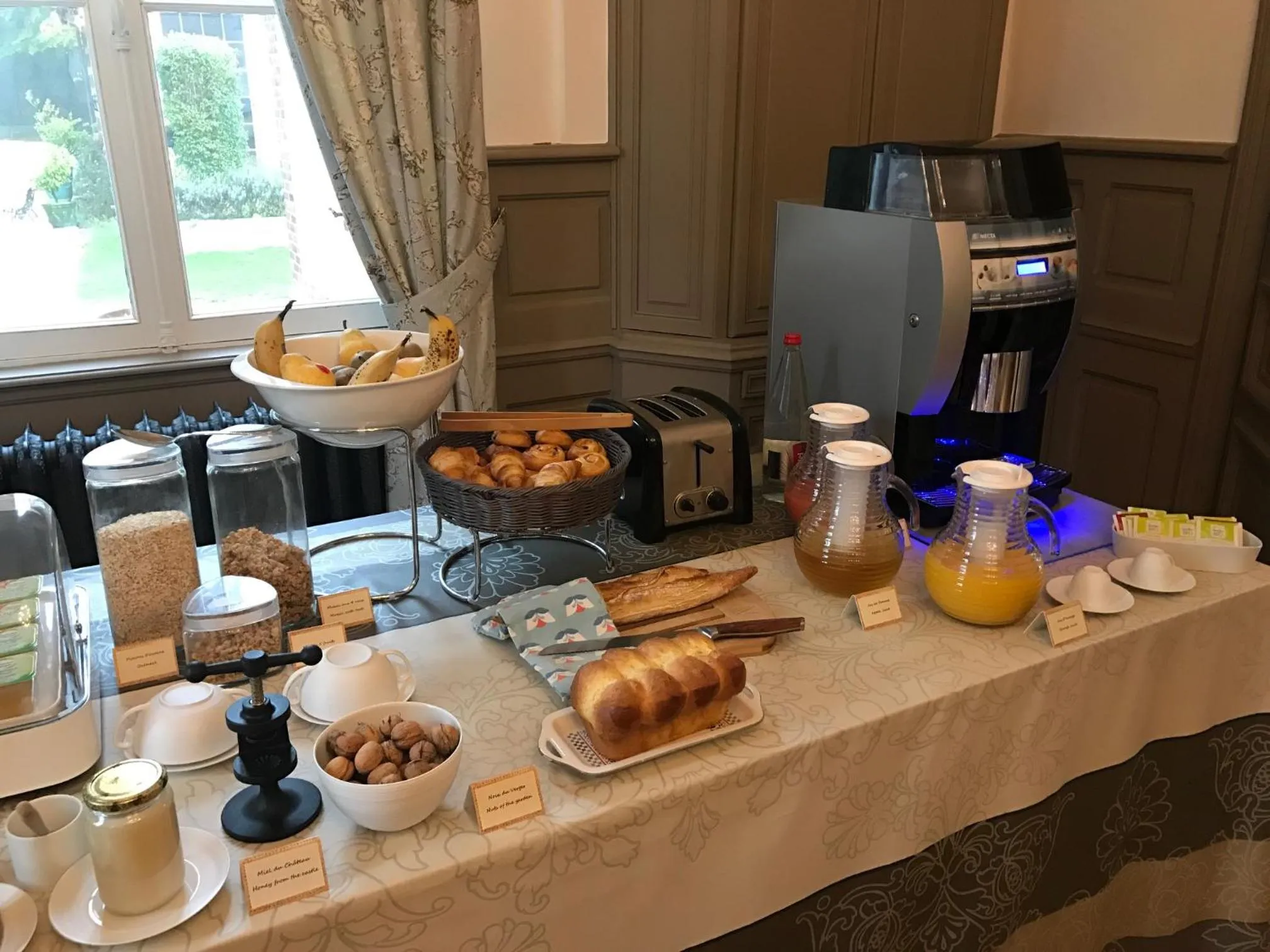 Breakfast in Château de Montabert