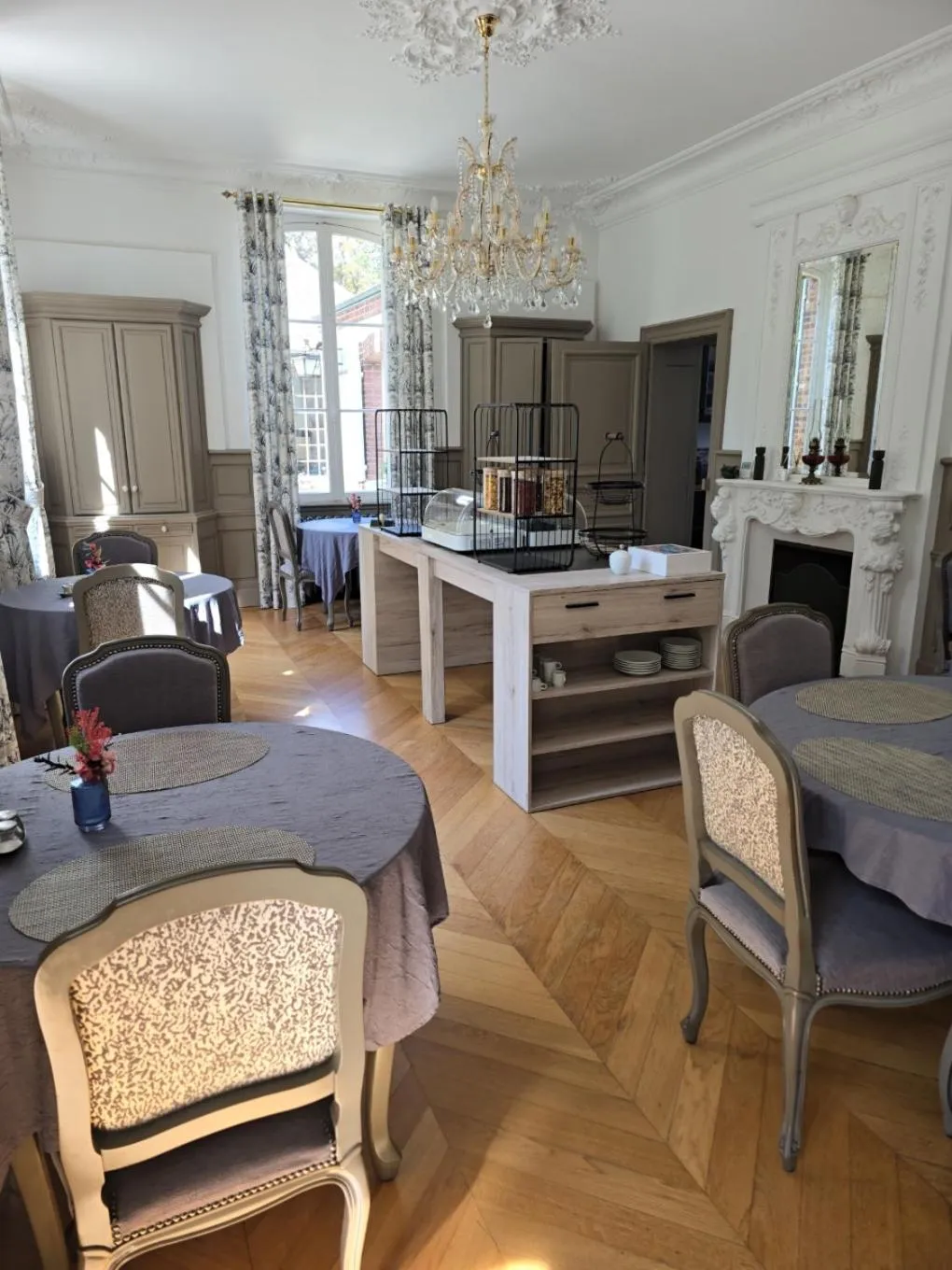 Breakfast in Château de Montabert