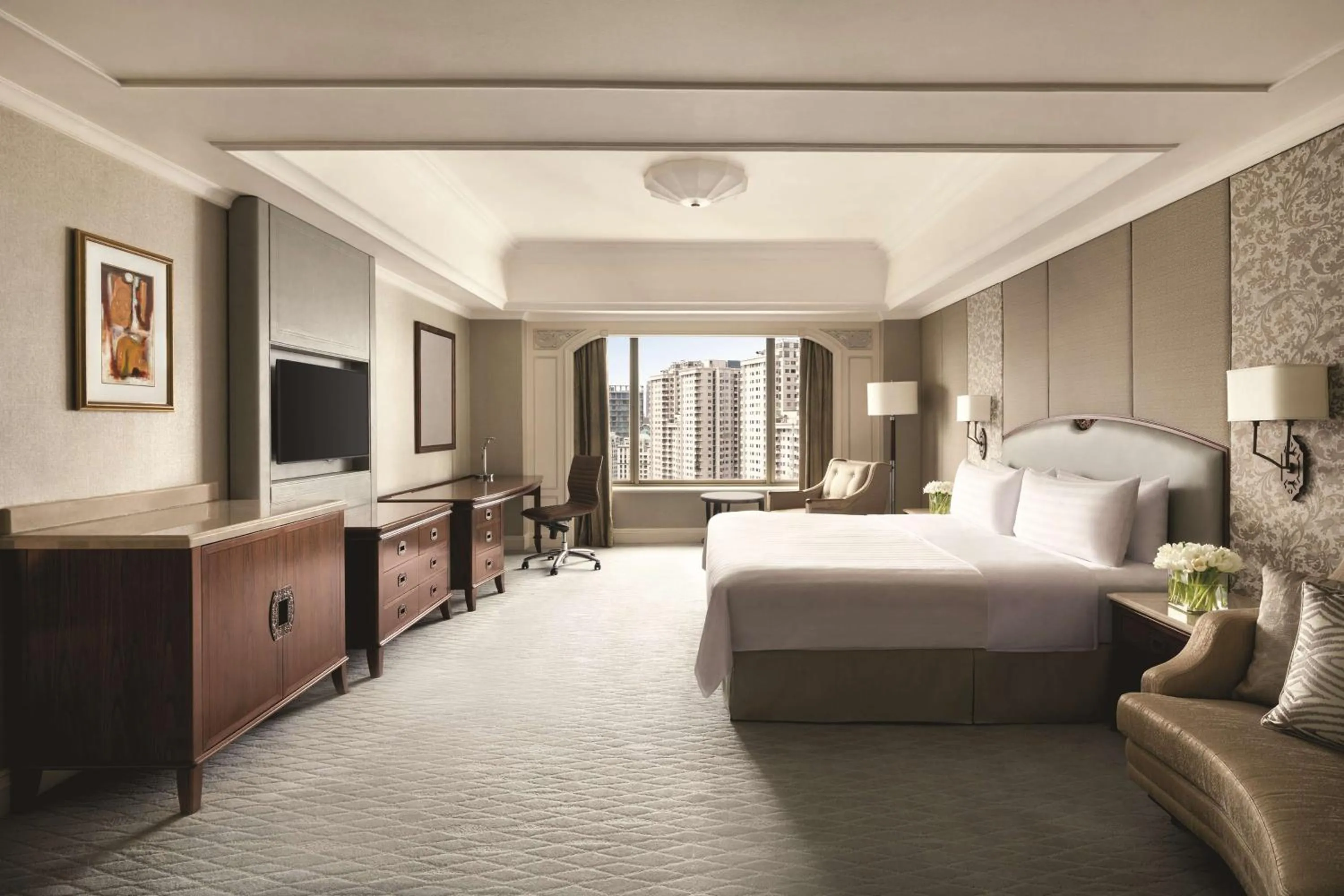 Photo of the whole room, Bed in Shangri-La Jakarta