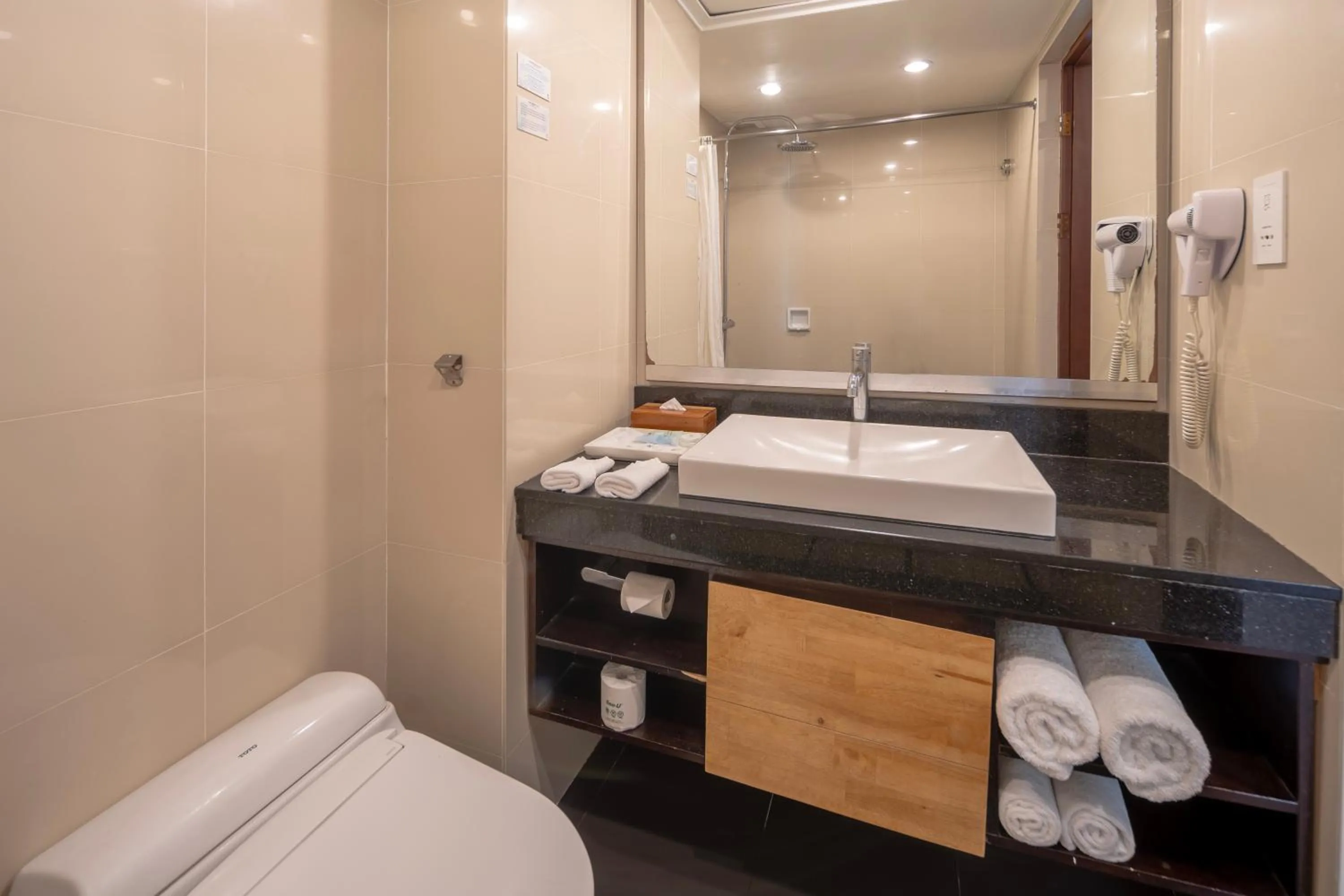 Bathroom in Prime Plaza Hotel Sanur – Bali