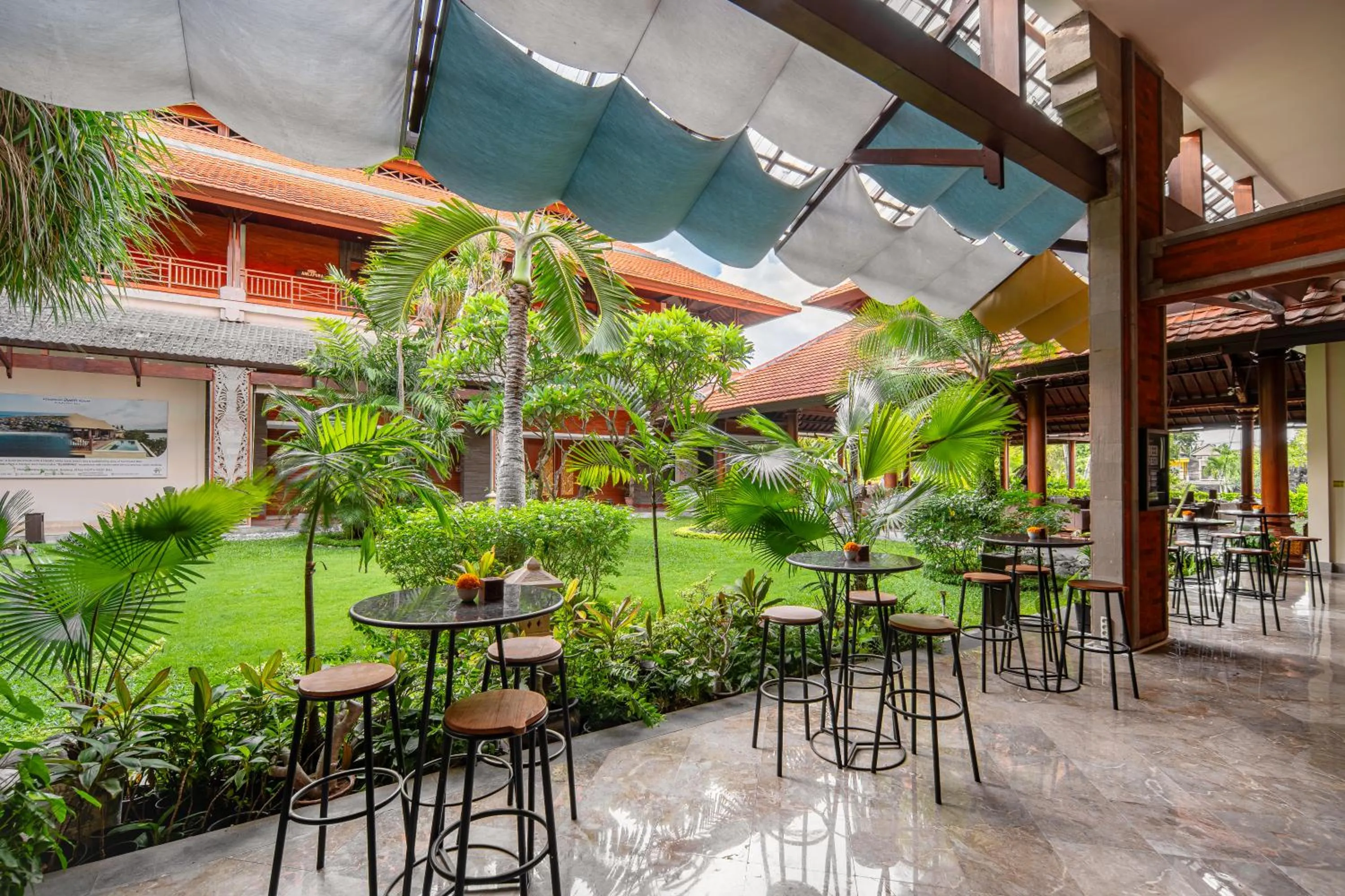 Lounge or bar in Prime Plaza Hotel Sanur – Bali