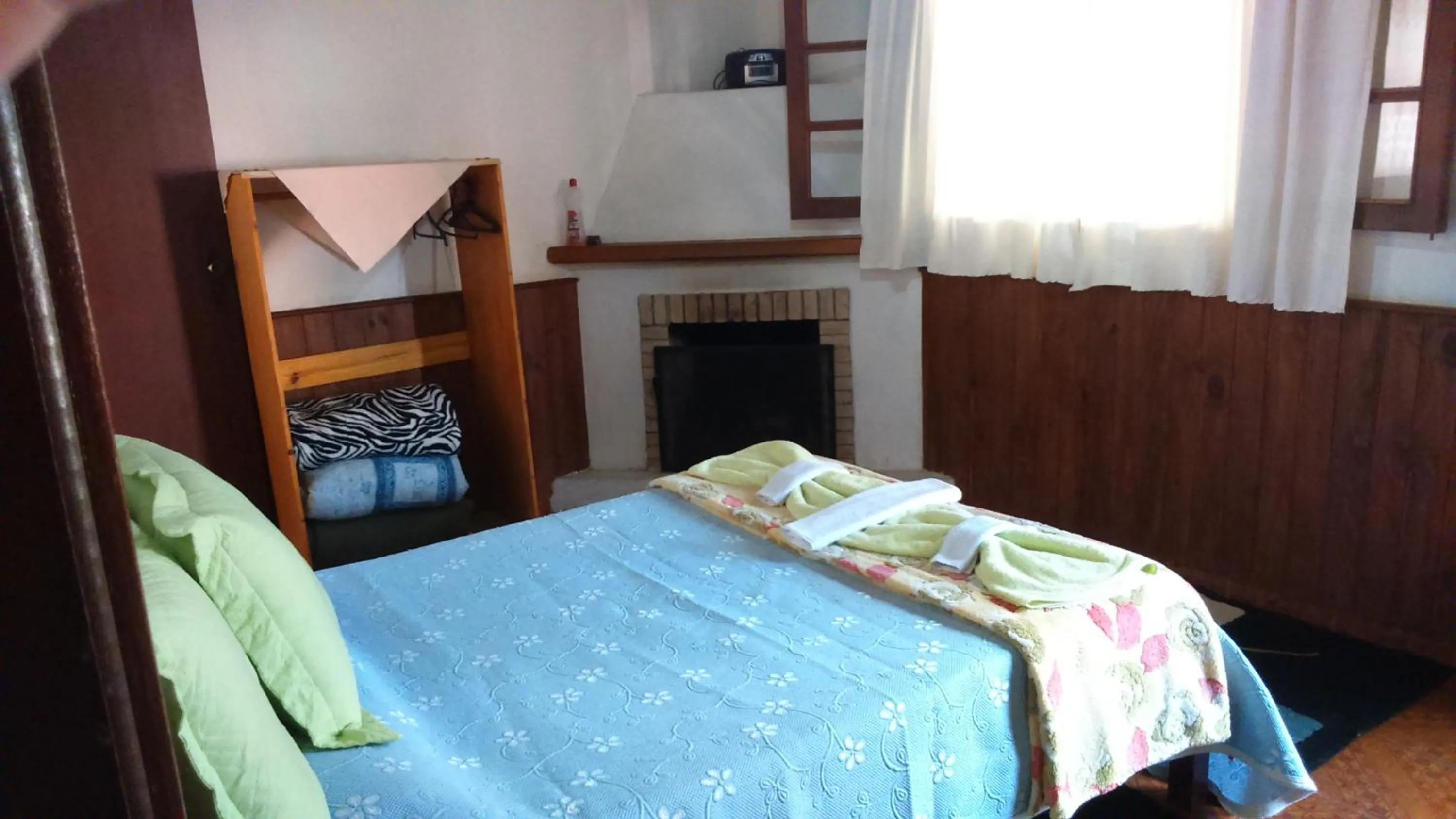 Shower, Bed in Recanto dos Fernandes