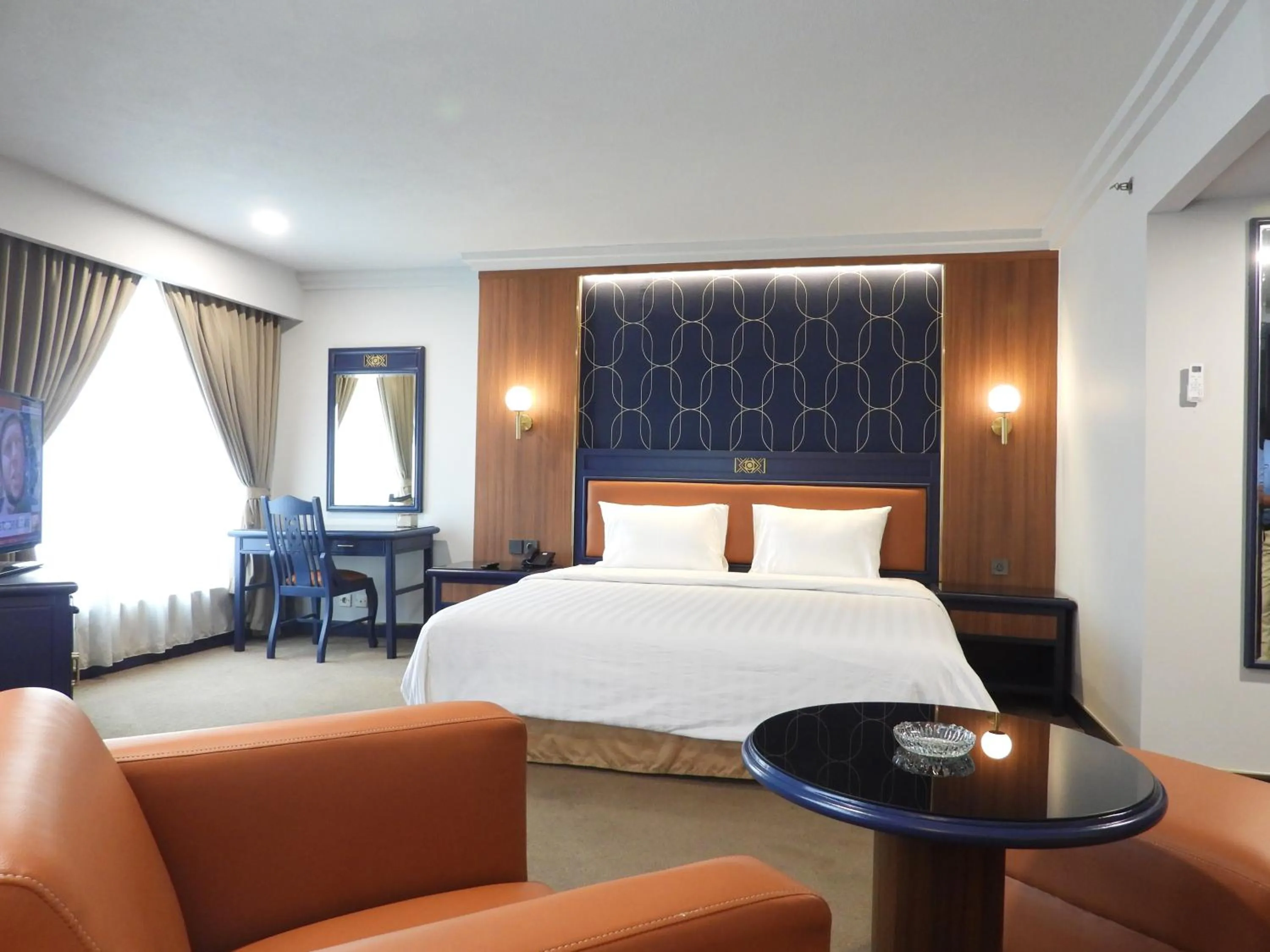 Photo of the whole room in Travellers Hotel Jakarta