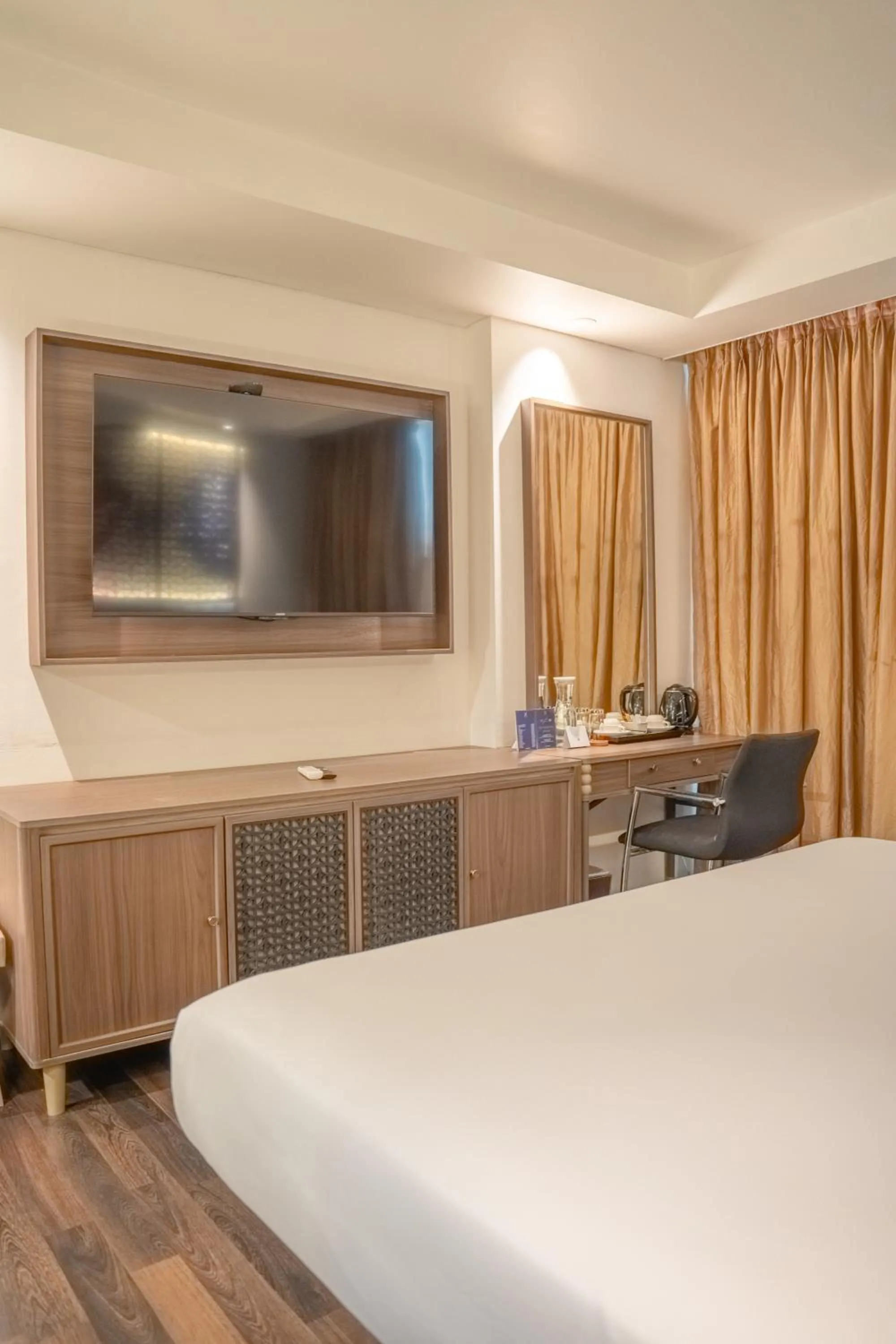 Seating area, Bed in Akmani Hotel Jakarta