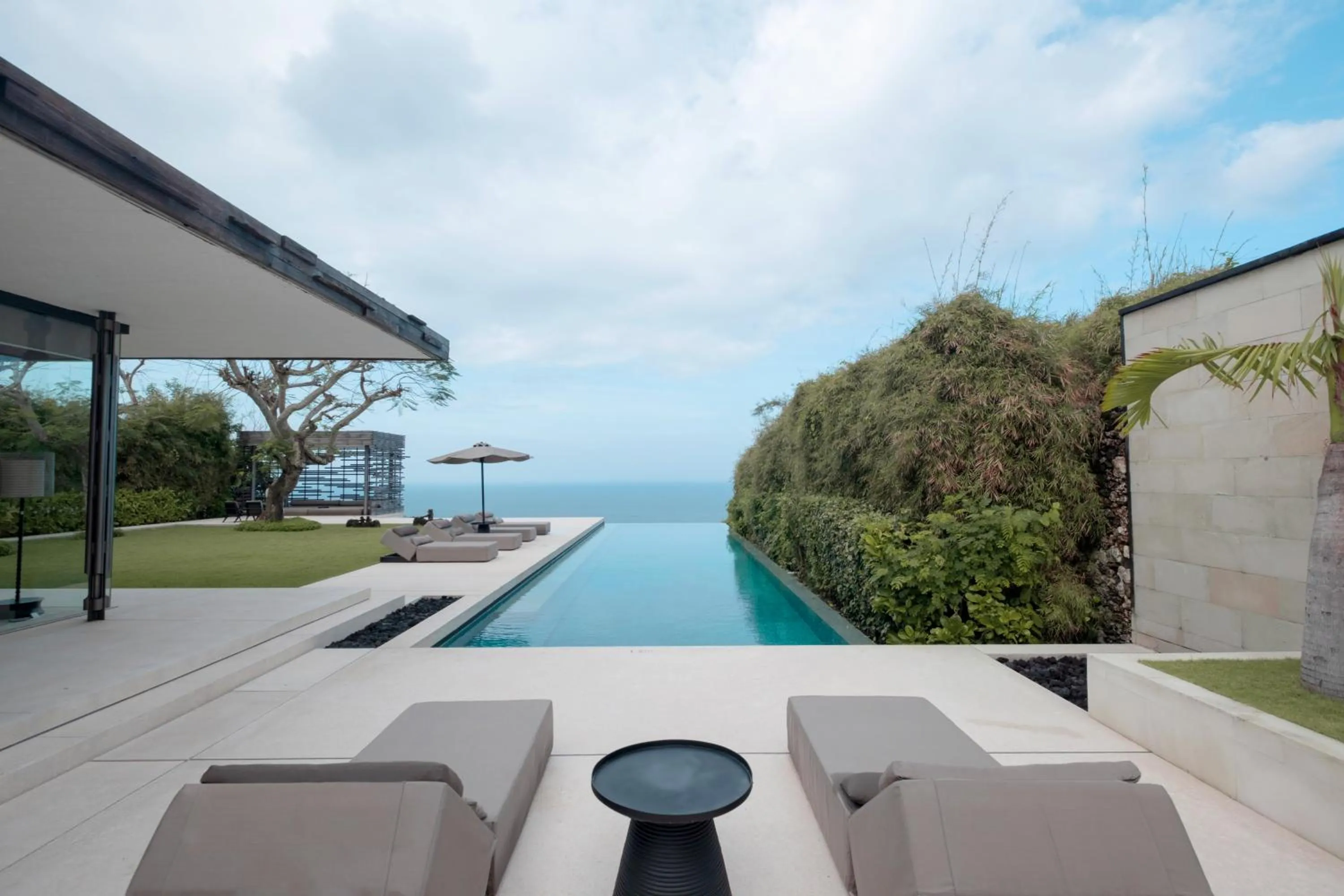 Swimming pool in Alila Villas Uluwatu