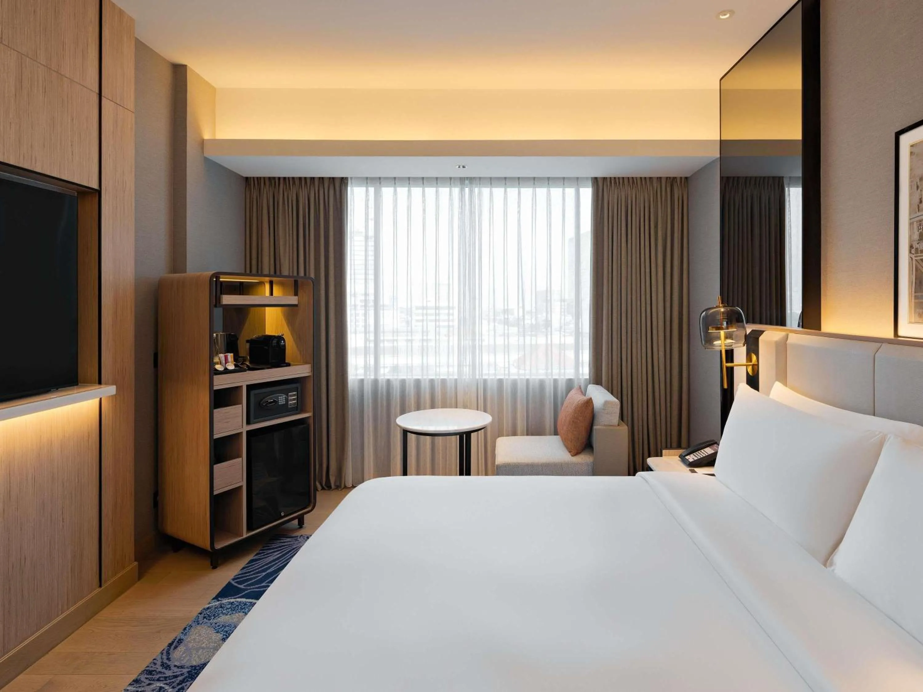 Bedroom, Bed in Mövenpick Hotel Jakarta City Centre