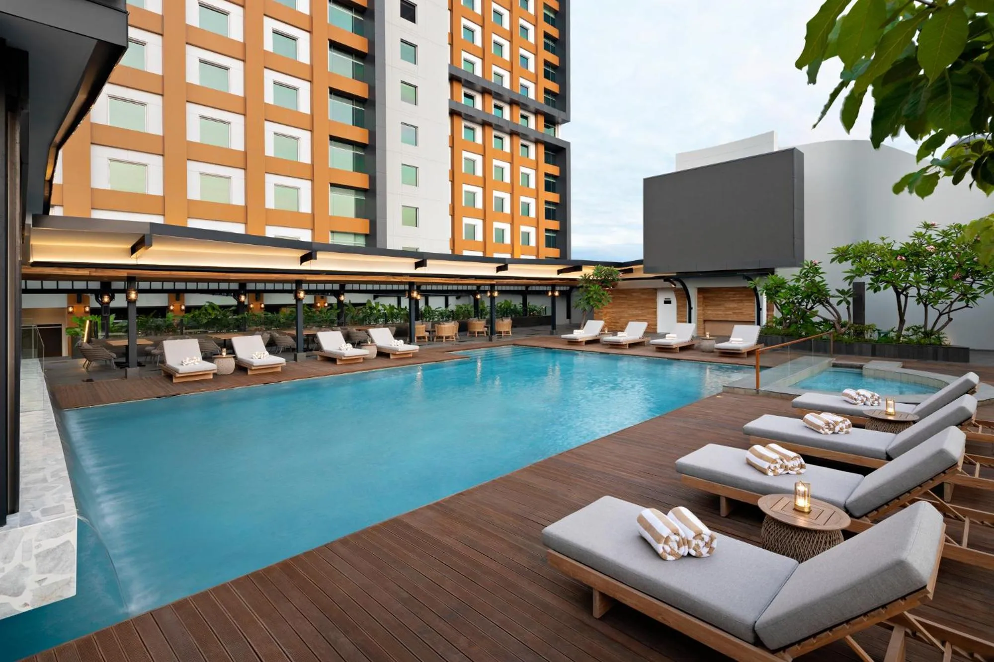 Swimming pool in Mövenpick Hotel Jakarta City Centre