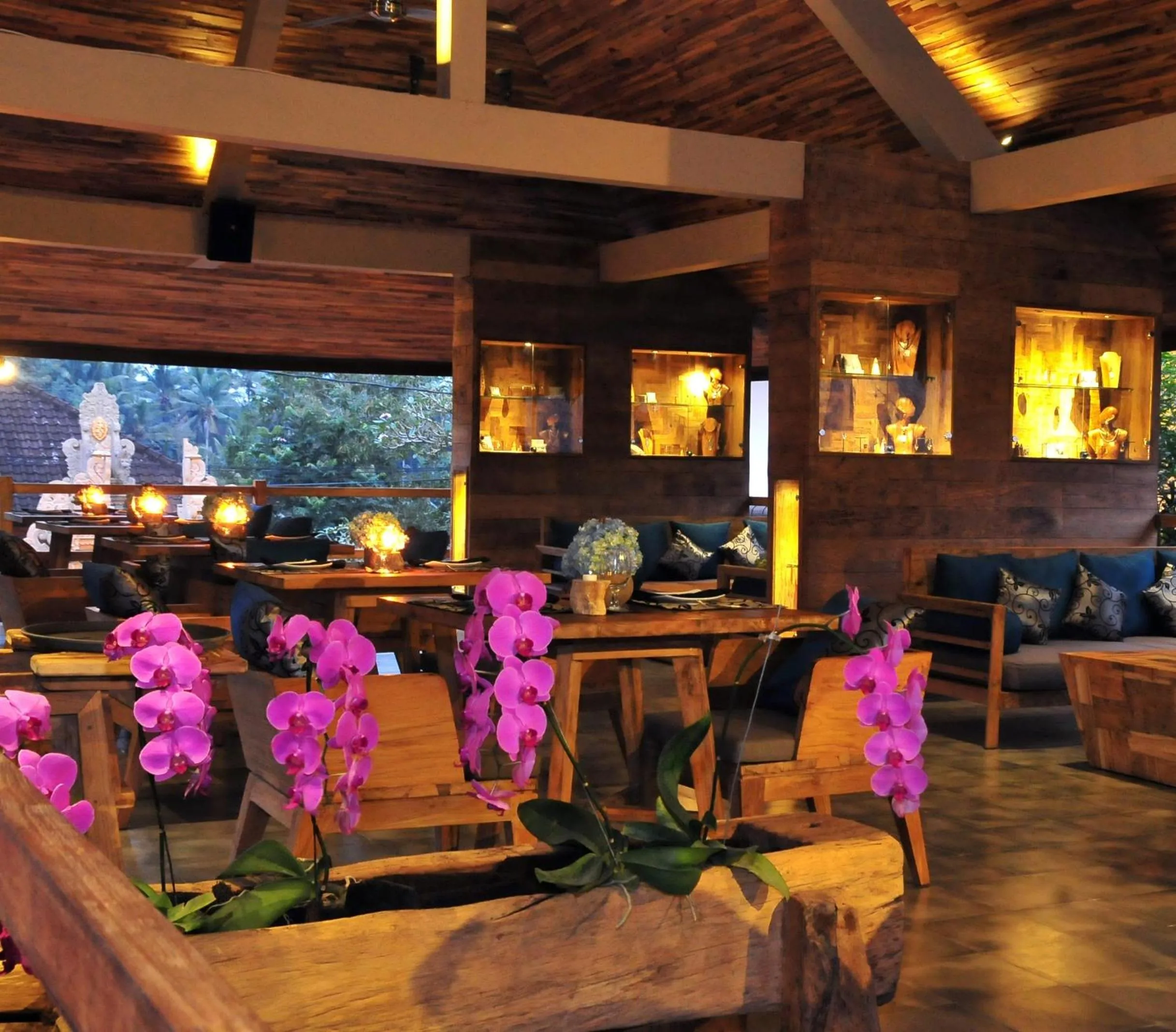 Restaurant/places to eat in Sri Ratih Cottages, CHSE Certified