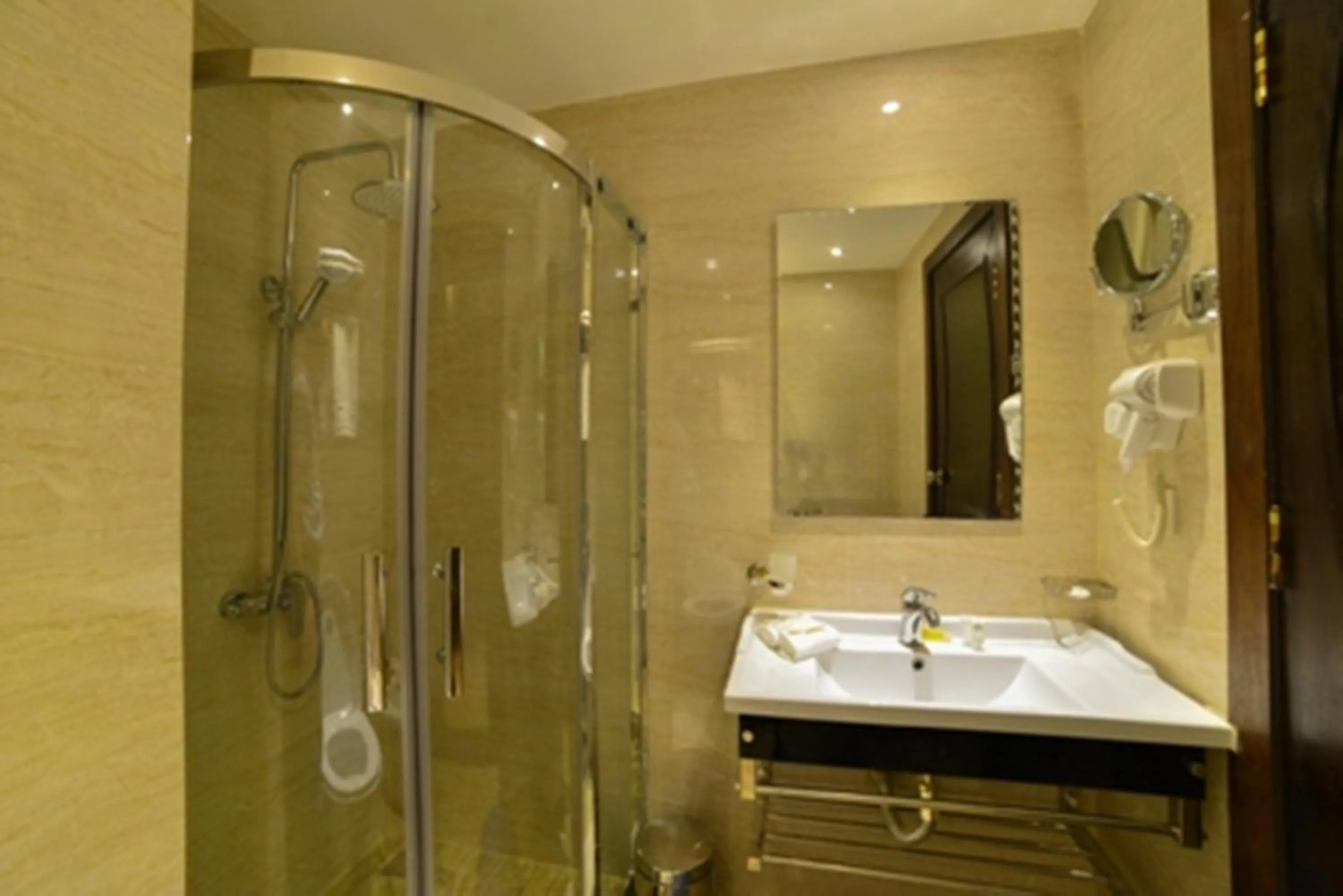 Bathroom in P Quattro Relax Hotel