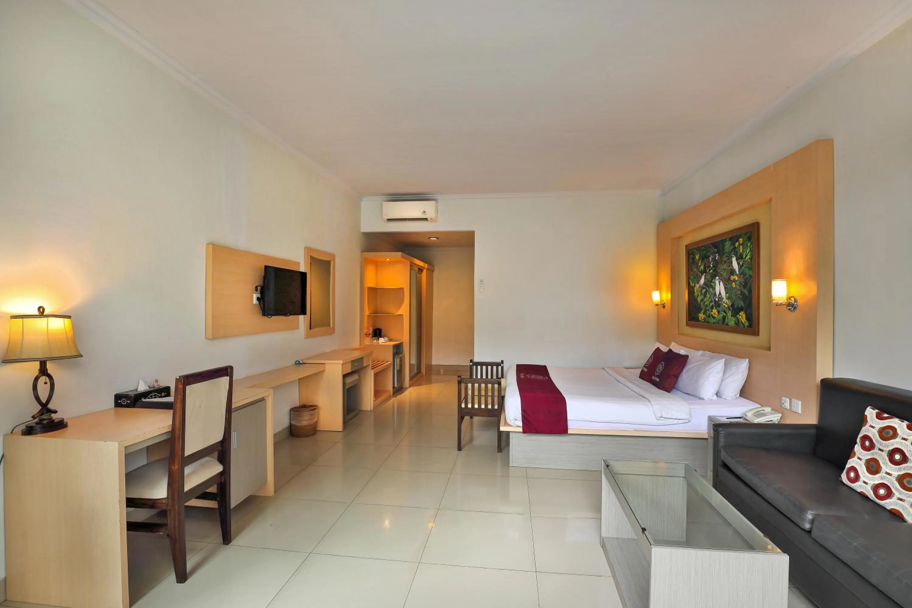 Seating area, Bed in Puri Saron Hotel Seminyak