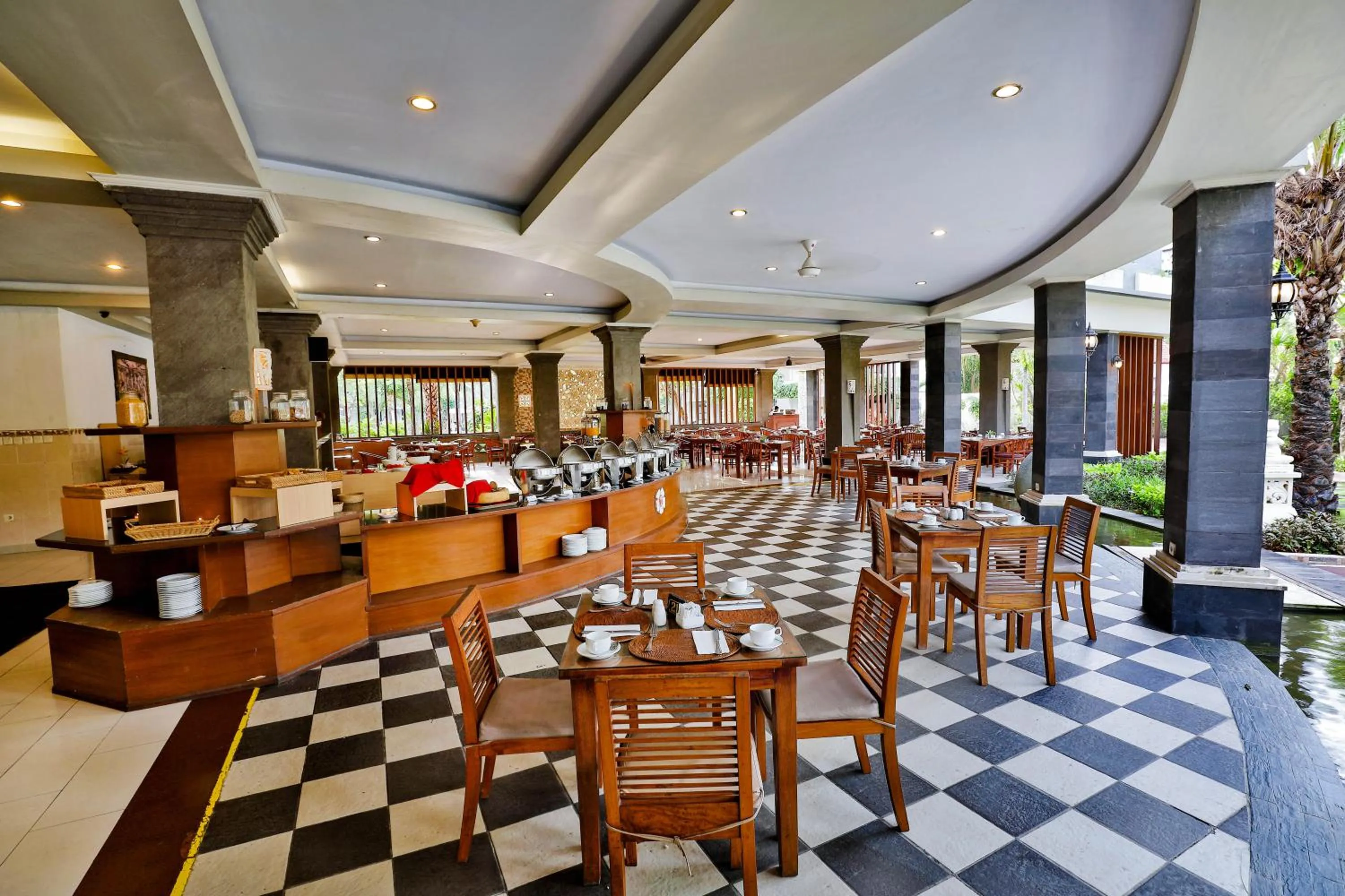 Restaurant/places to eat in Puri Saron Hotel Seminyak
