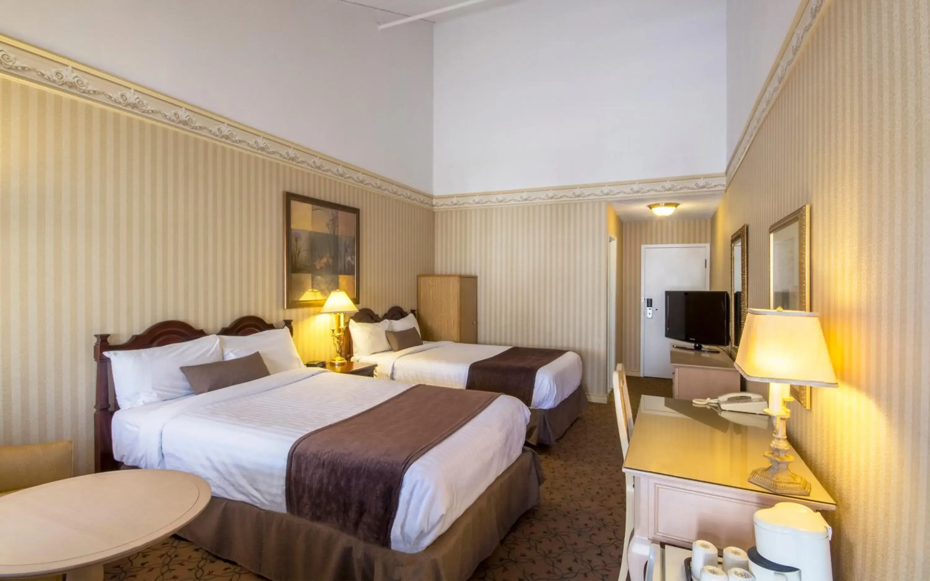 Standard Double with Two Double Beds in Auberge Québec Standard Double with Two Double Beds in Auberge Québec