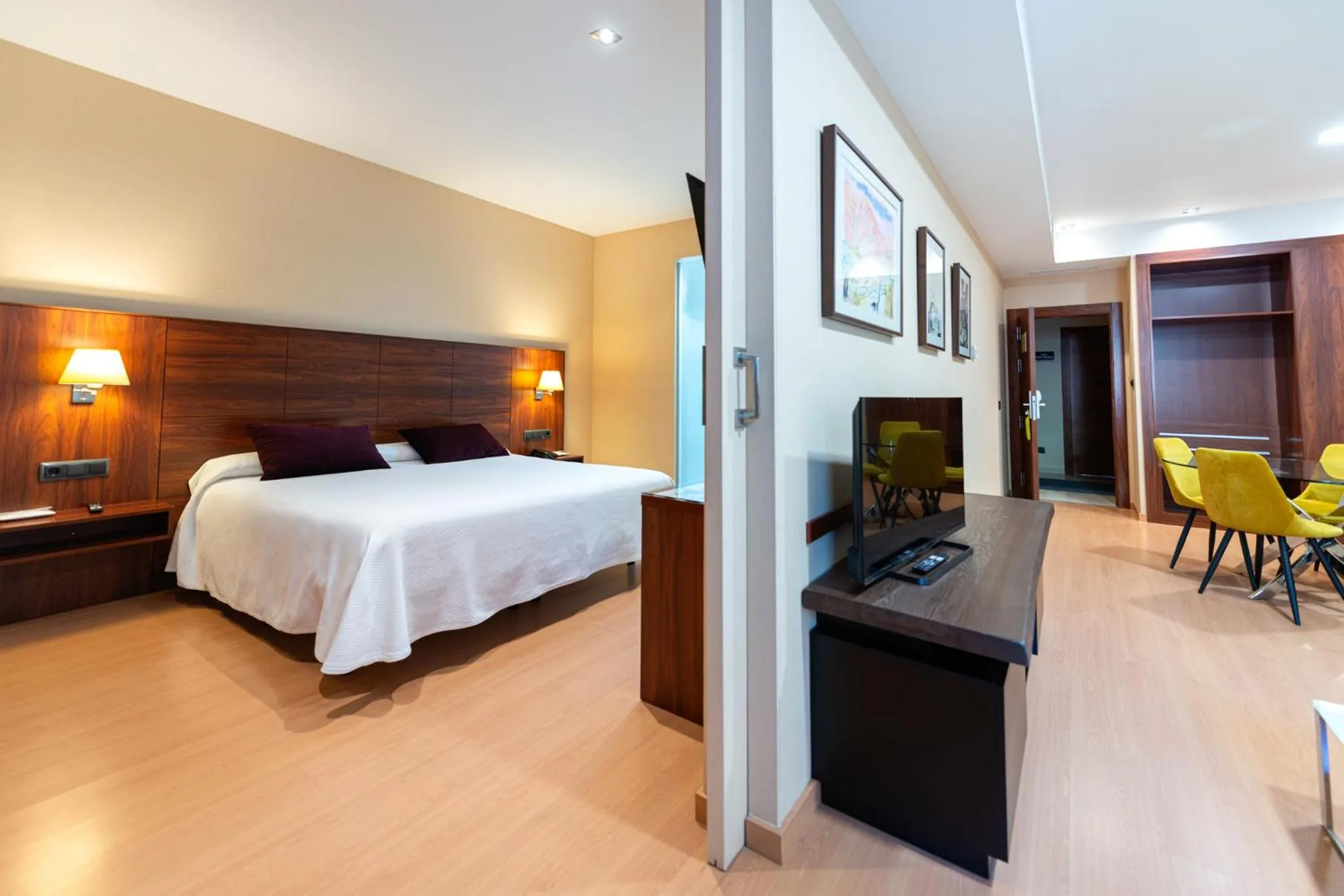 TV and multimedia, Bed in Sercotel Riscal