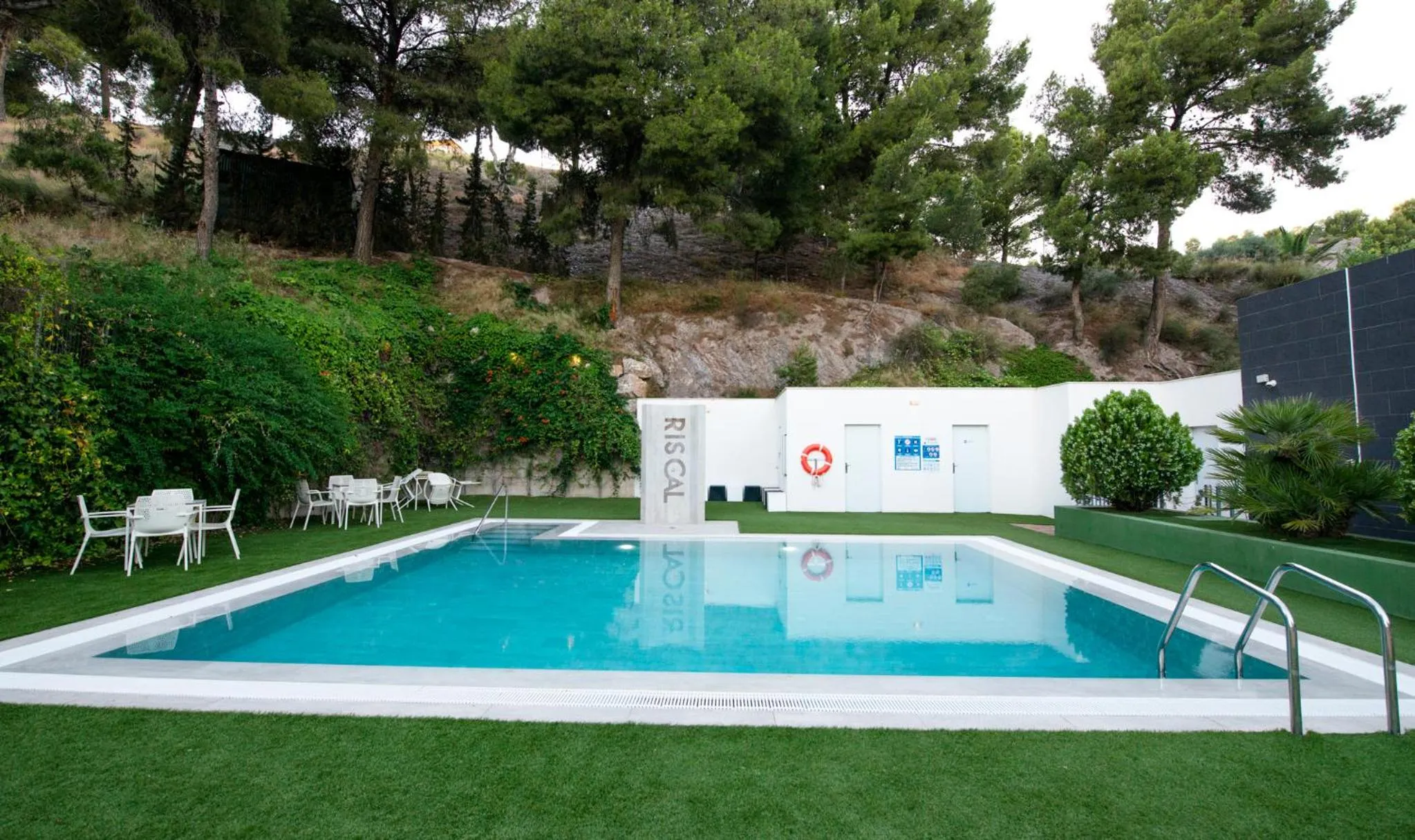 Swimming pool in Sercotel Riscal