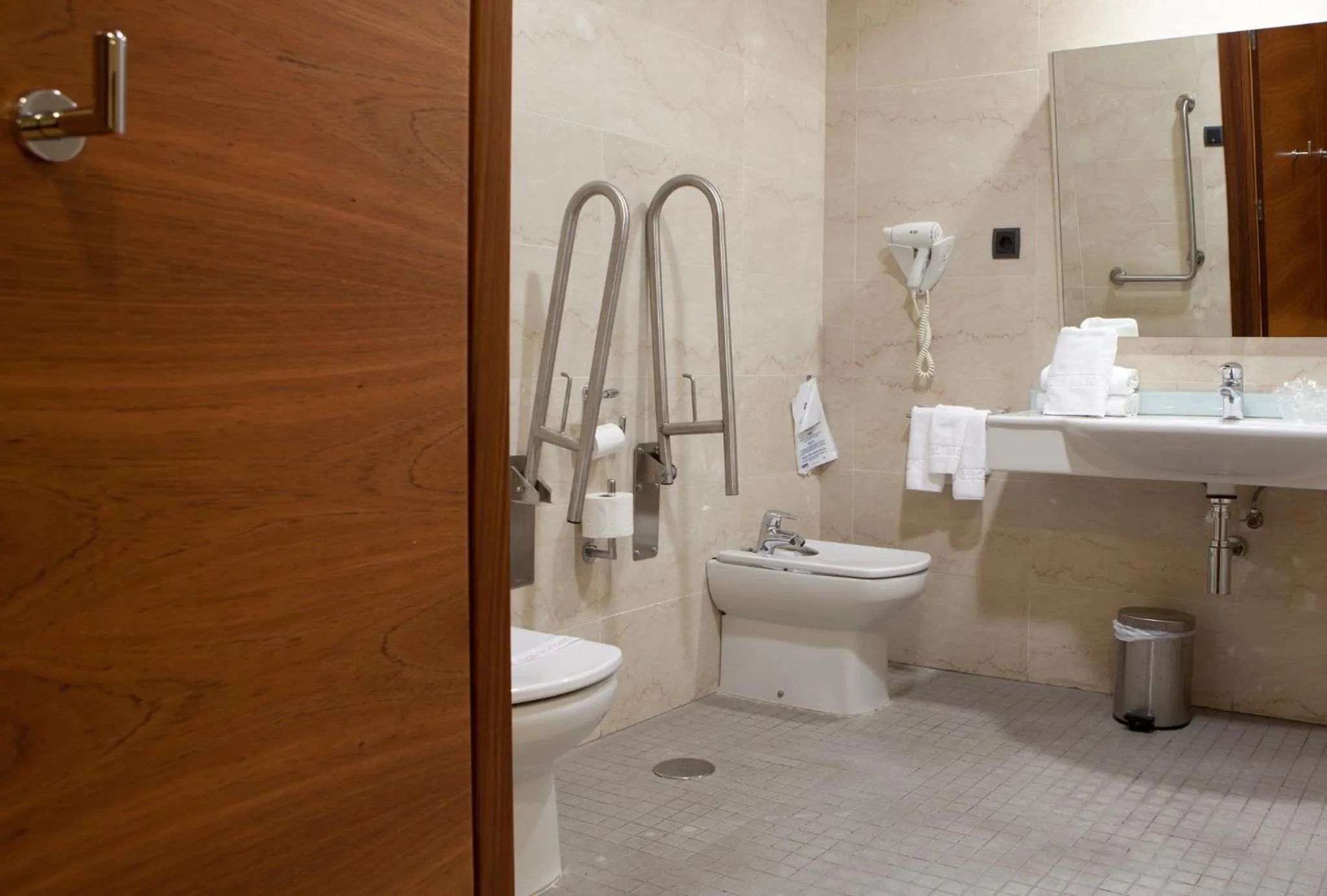 Toilet in Sercotel Riscal