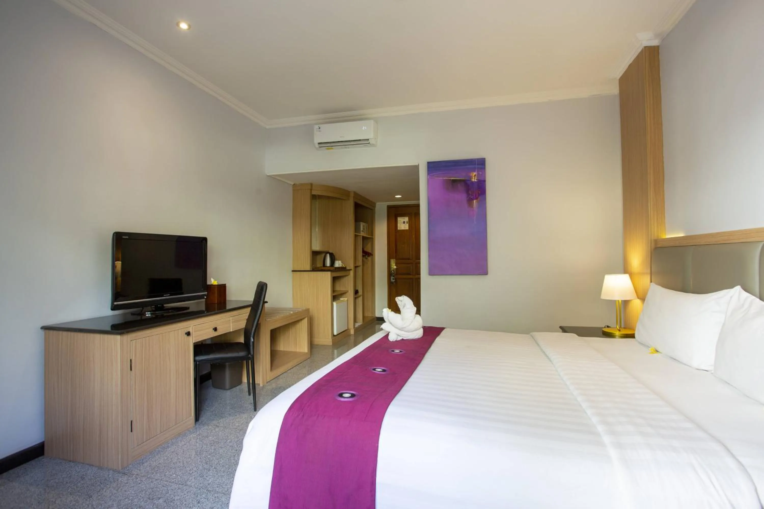 Bed in Famous Hotel Kuta Formerly Permata Kuta Hotel