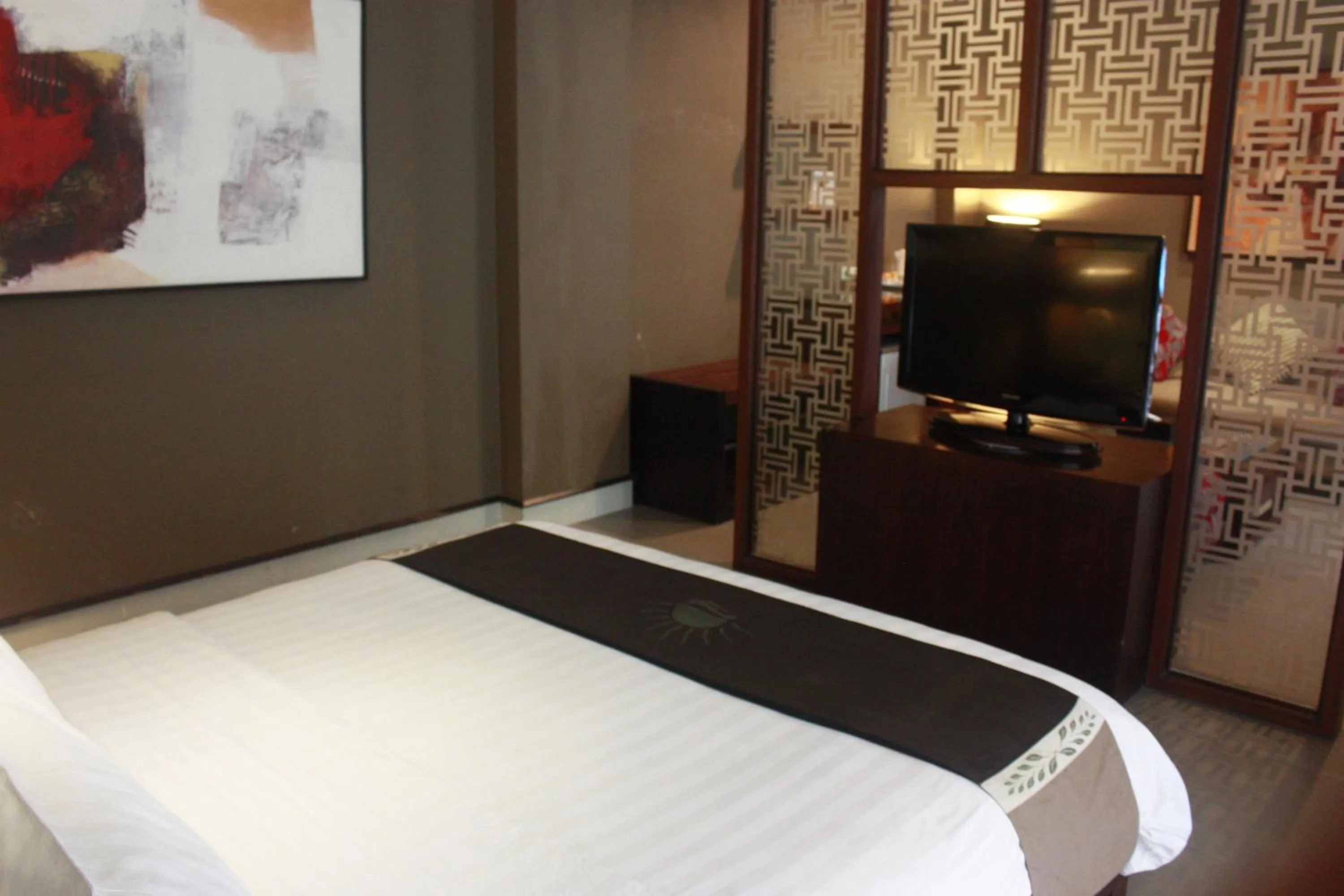 Bed, TV/Entertainment Center in 100 Sunset Boutique